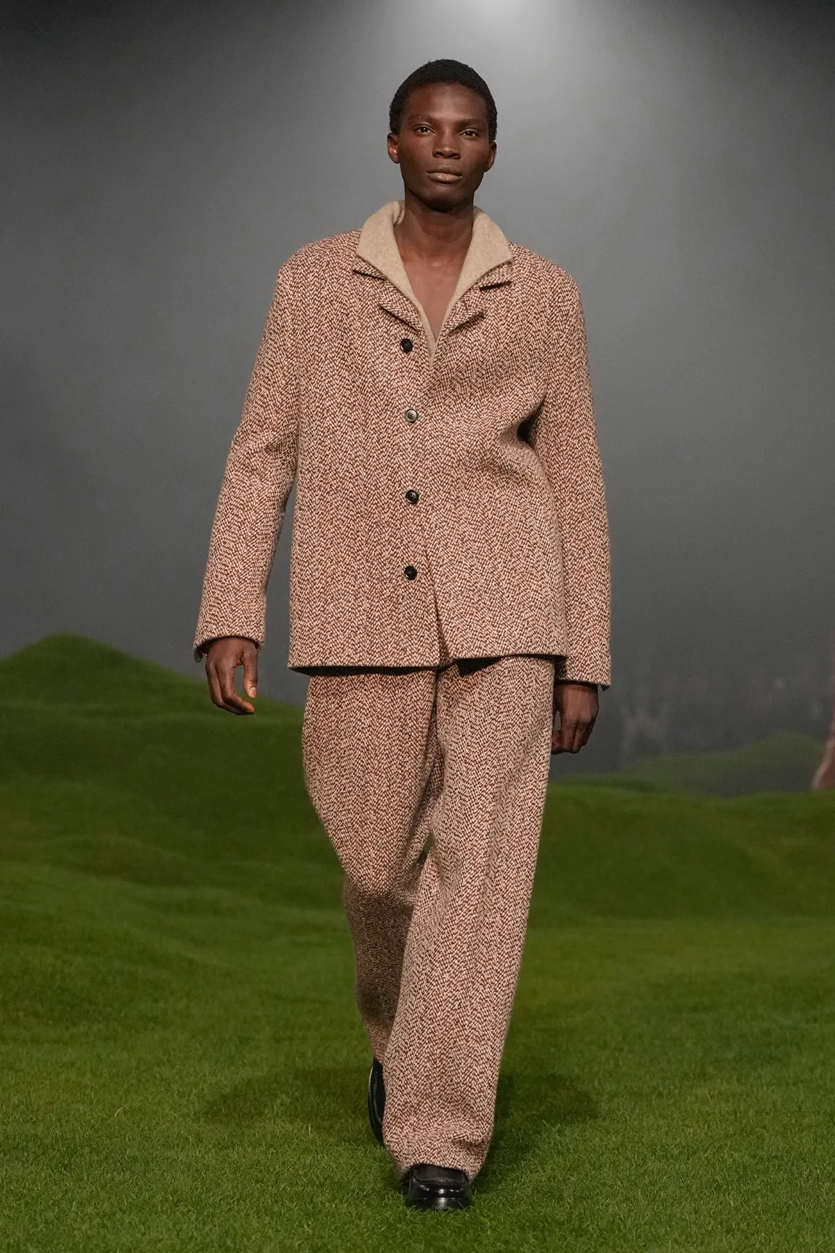 La collection ZEGNA Automne 2025 redéfinit les classiques de la mode masculine avec une touche de modernité