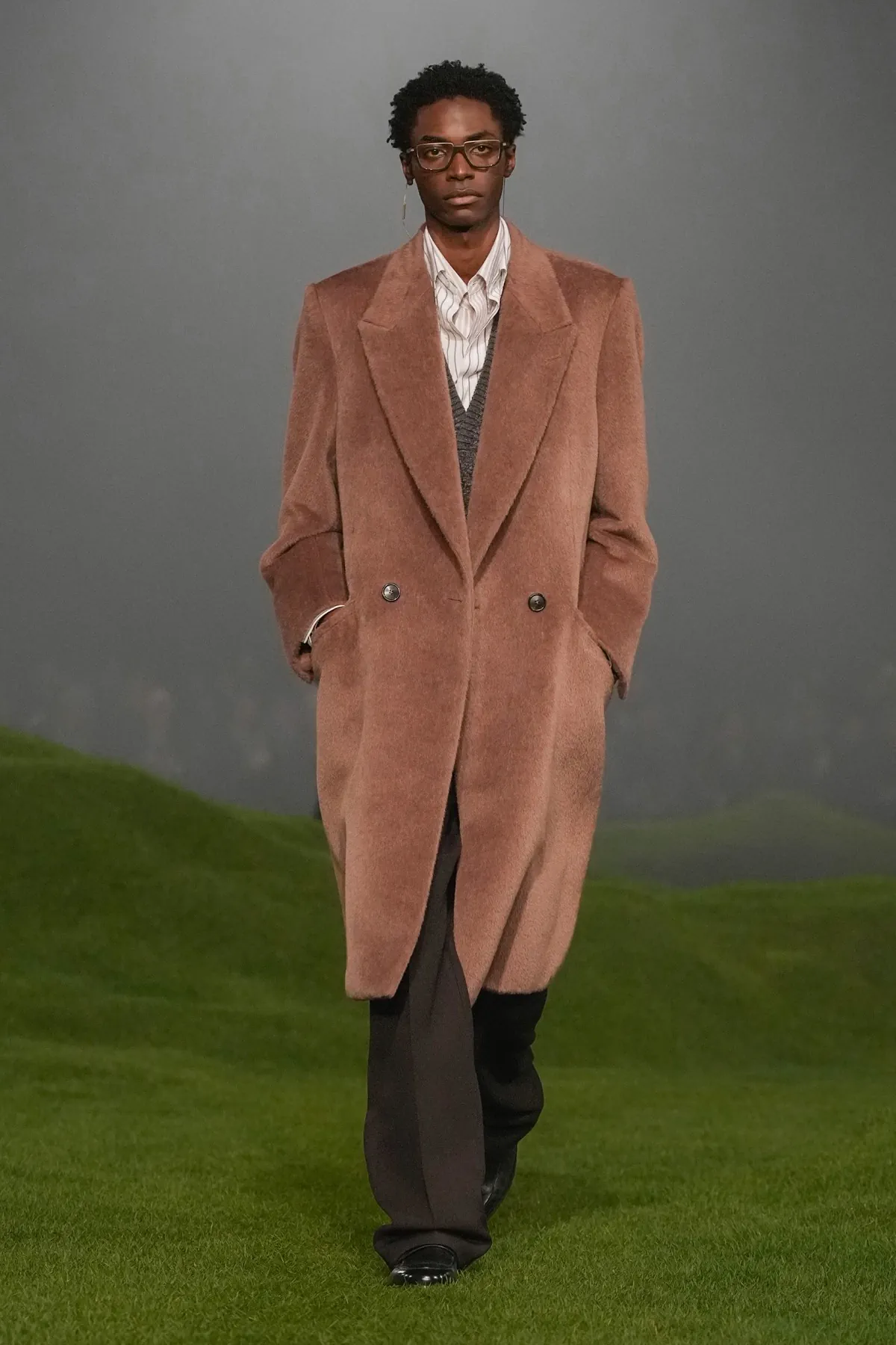 La collection ZEGNA Automne 2025 redéfinit les classiques de la mode masculine avec une touche de modernité