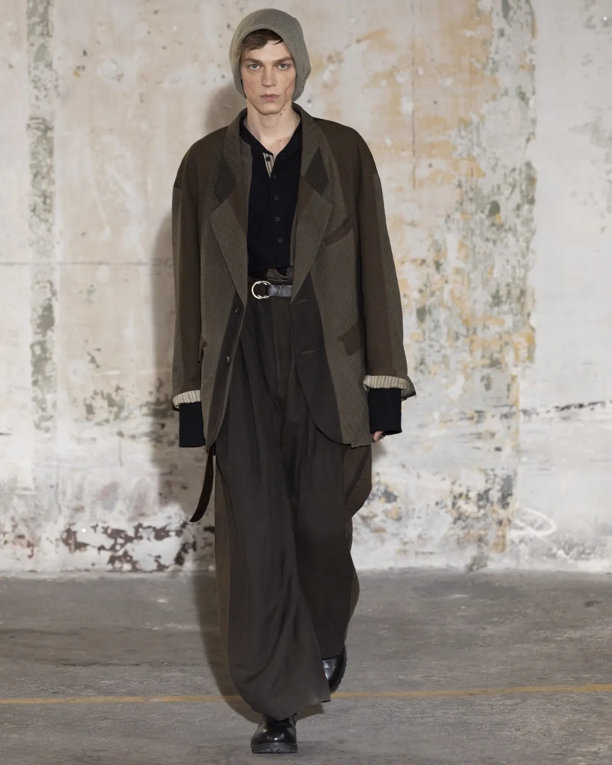 La collection automne 2025 de ZIGGY CHEN alterne réflexion tranquille et fluidité urbaine