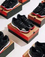 La Air Jordan 11 Low « Bred » fait son retour en 2025, s'inspirant des baskets exclusives de Michael Jordan lors des finales de 1996