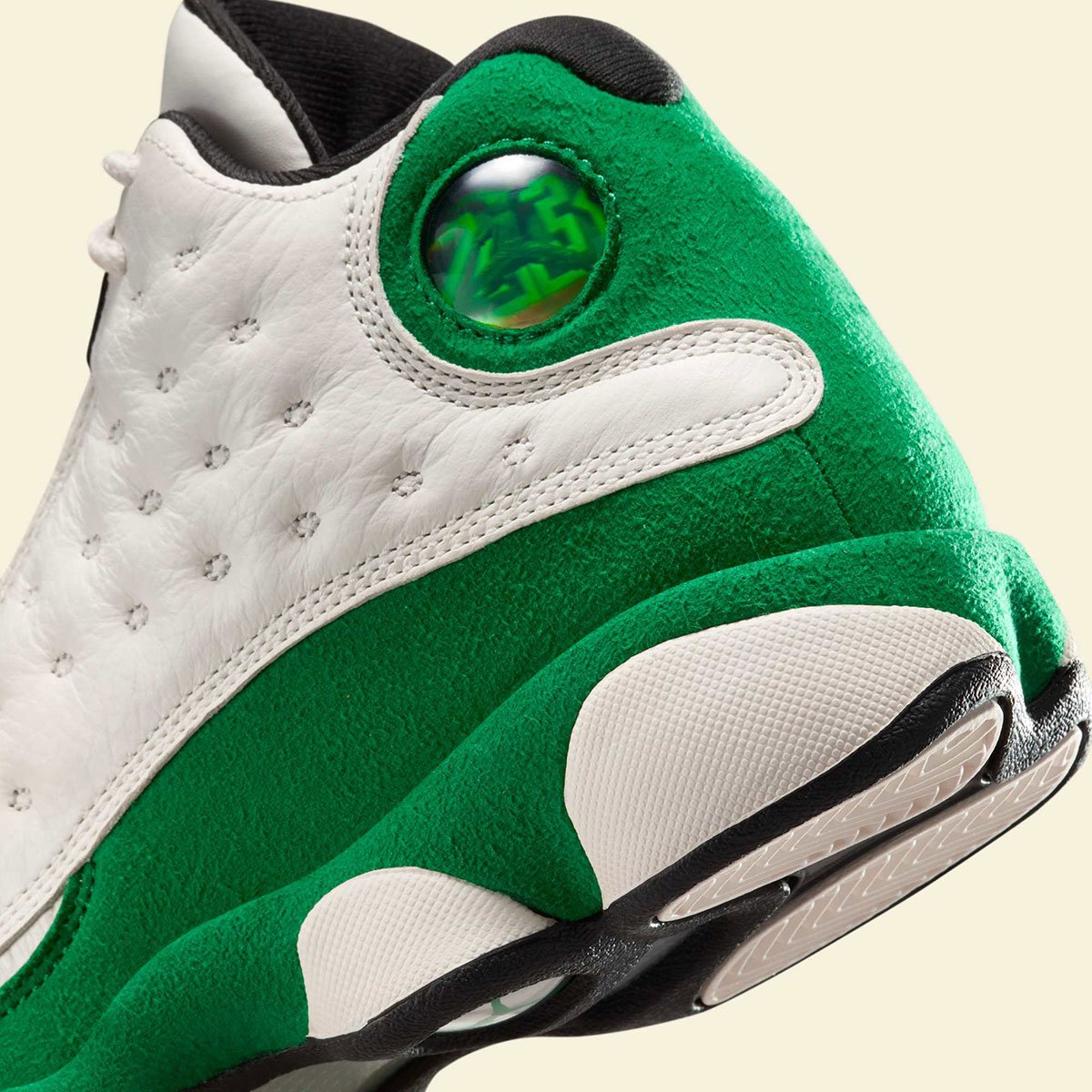 La Air Jordan 13 « Pine Green » revient avec la touche Boston Celtics pour le printemps 2025