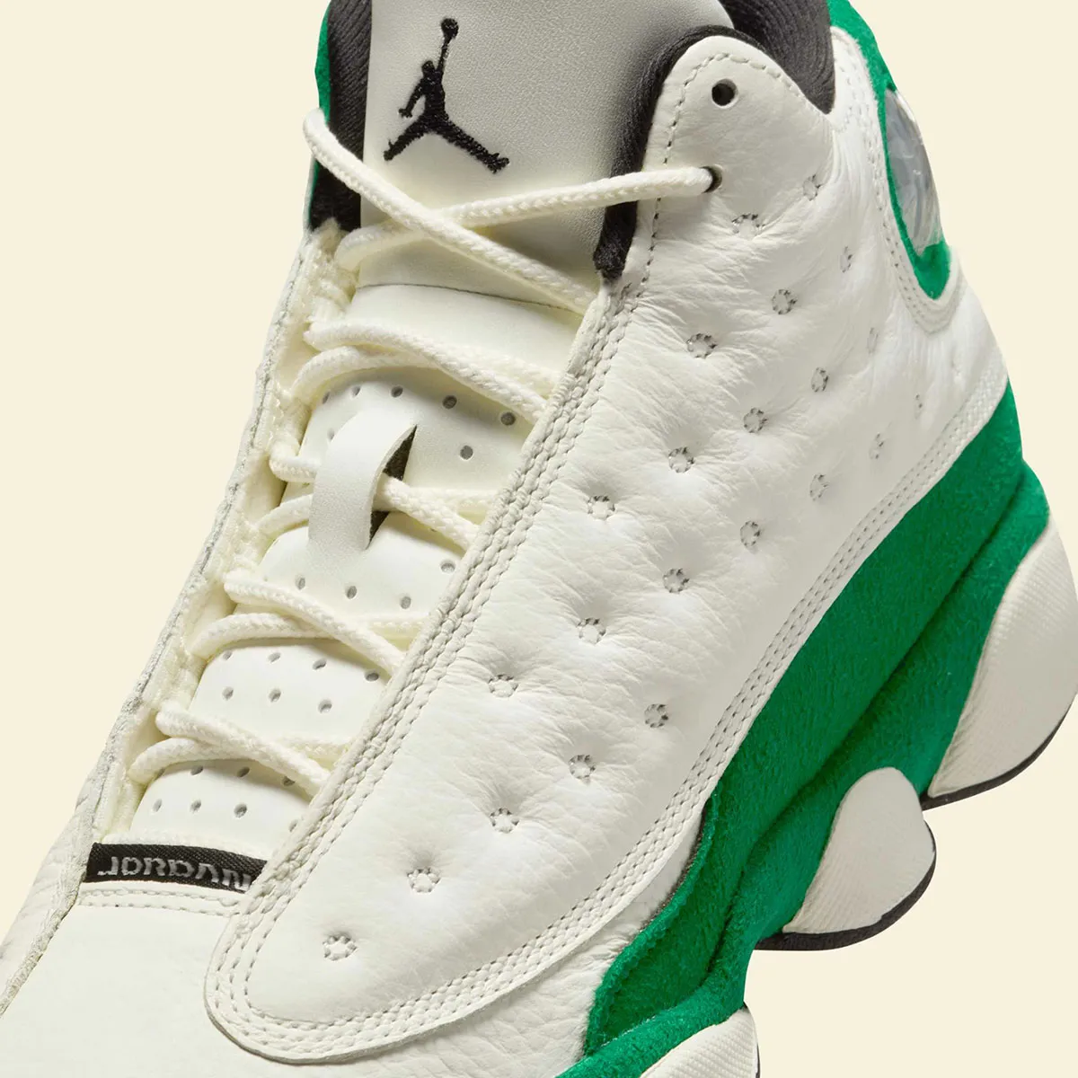 La Air Jordan 13 « Pine Green » revient avec la touche Boston Celtics pour le printemps 2025