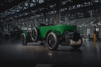 Bentley fait revivre l'héritage de la course automobile avec la Speed Six Continuation et présente le Continental GTC Speed hybride à Rétromobile 2025