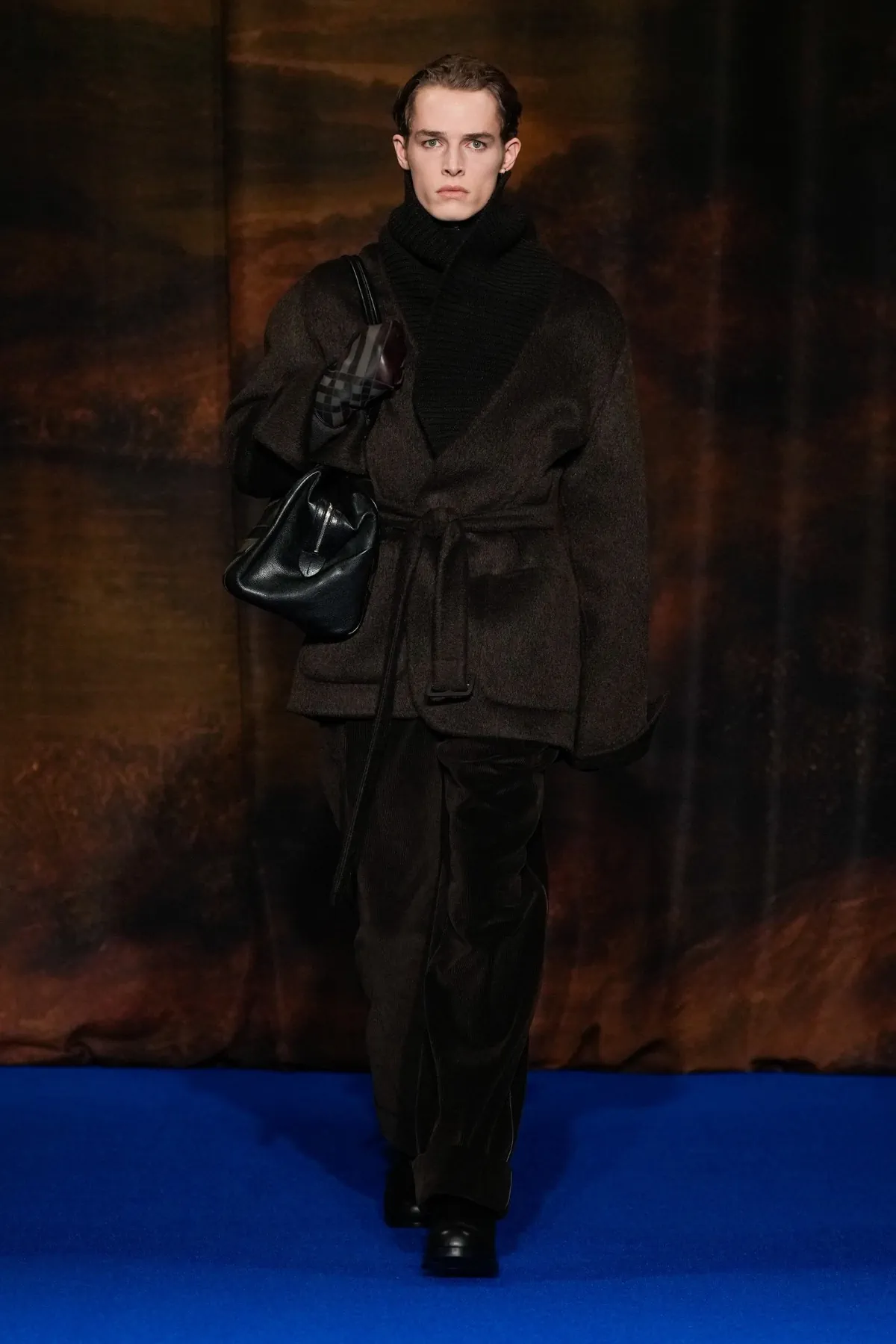 La collection Automne 2025 de Burberry célèbre l'art des vêtements d'extérieur