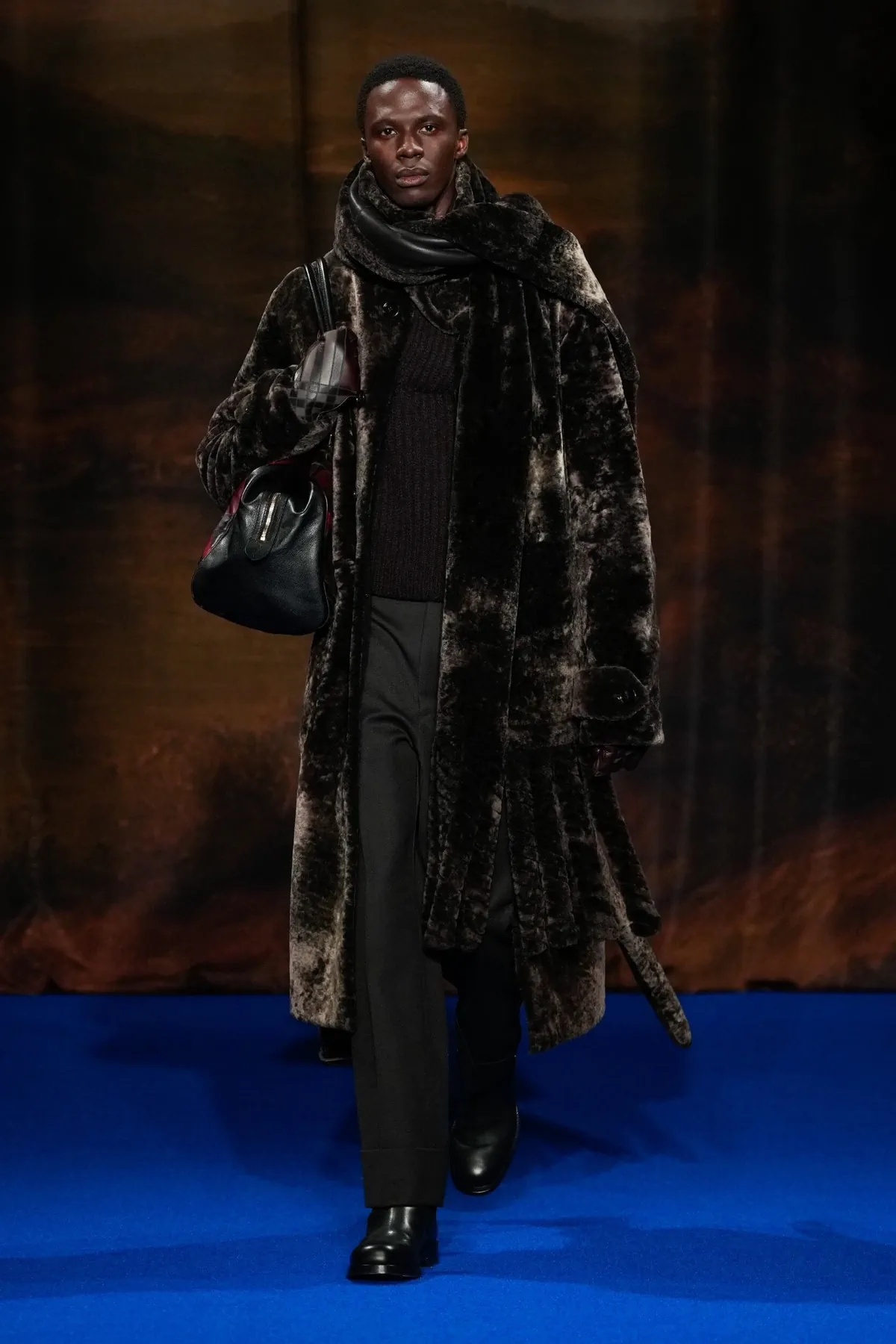 La collection Automne 2025 de Burberry célèbre l'art des vêtements d'extérieur