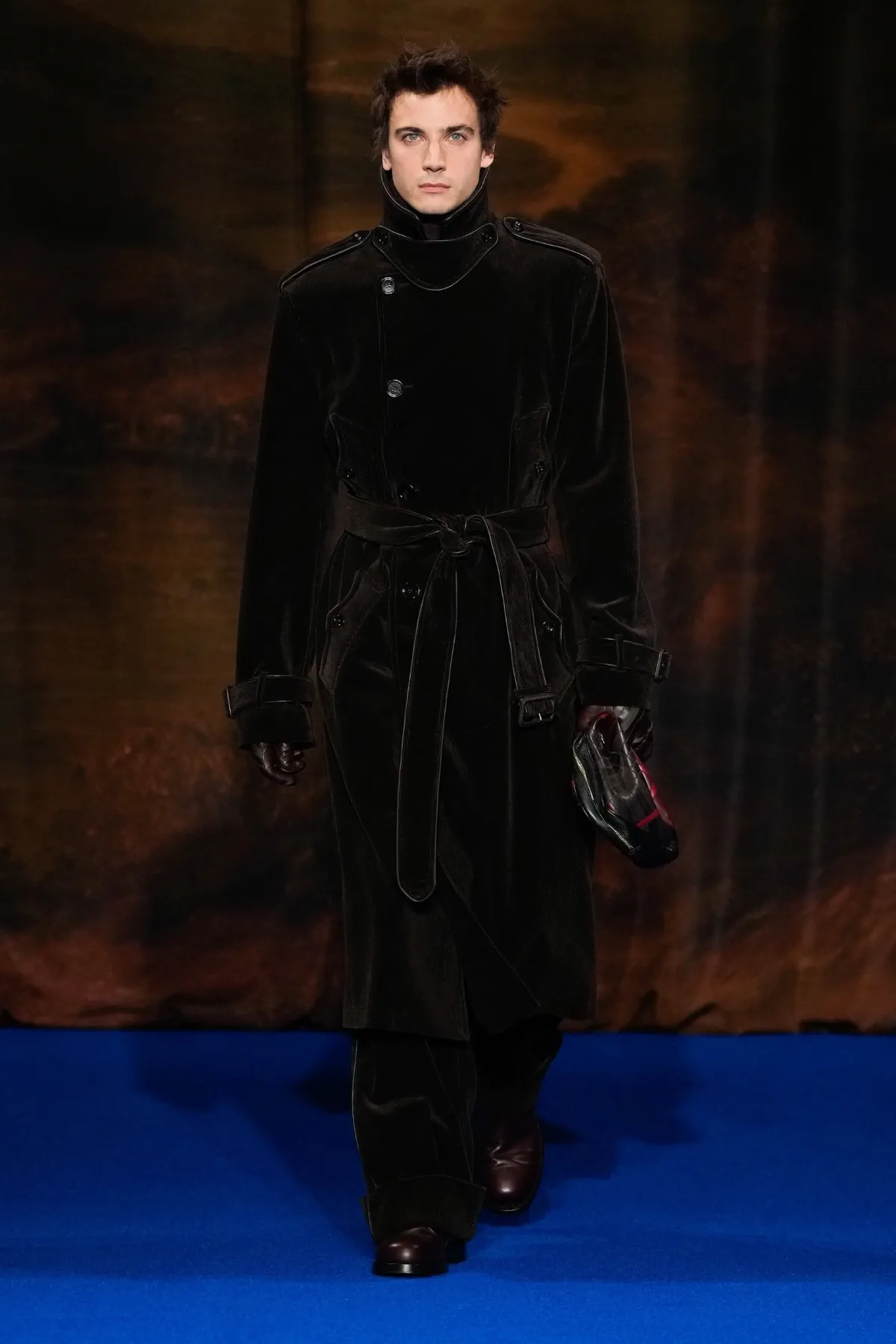 La collection Automne 2025 de Burberry célèbre l'art des vêtements d'extérieur