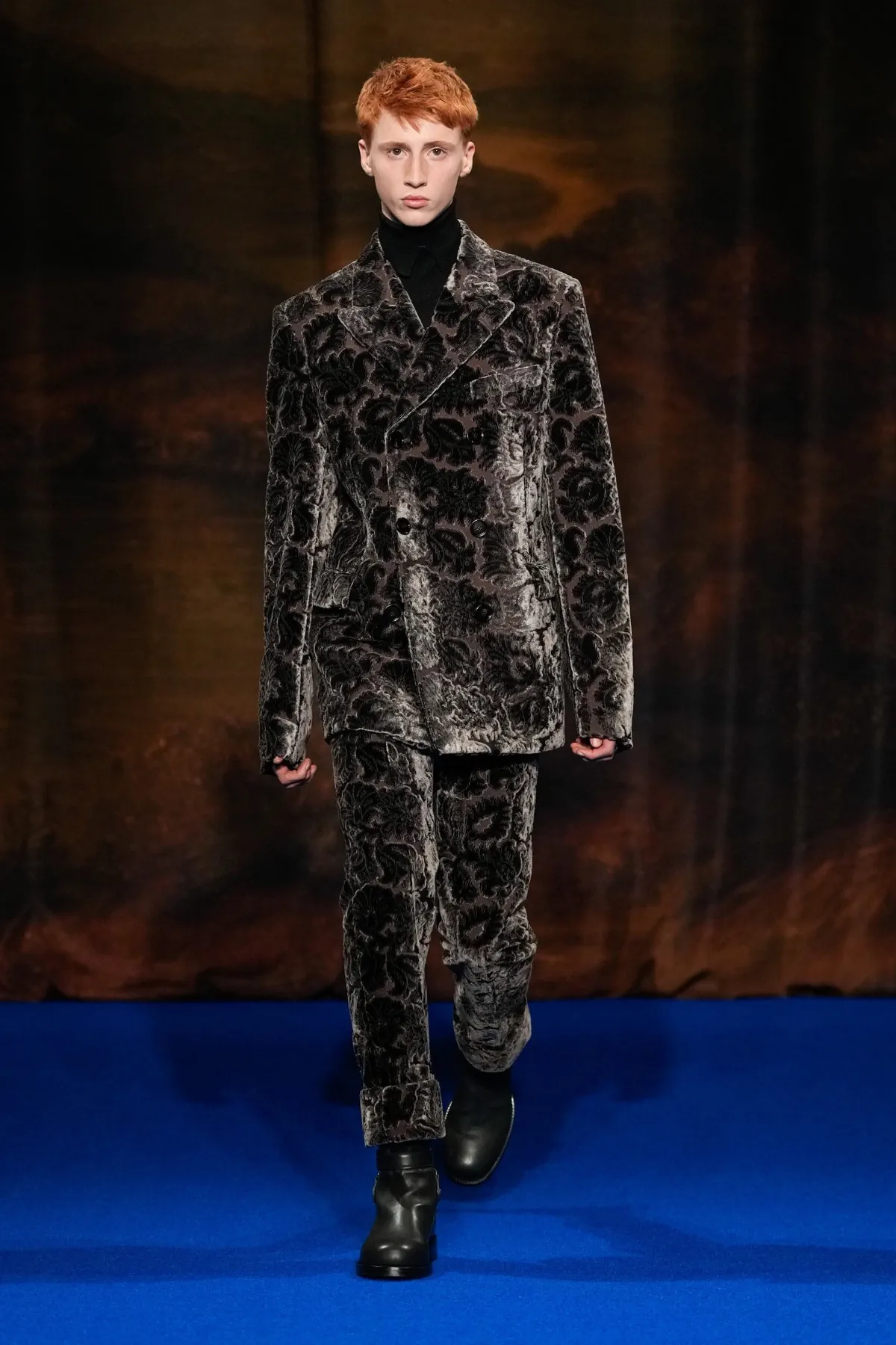 La collection Automne 2025 de Burberry célèbre l'art des vêtements d'extérieur