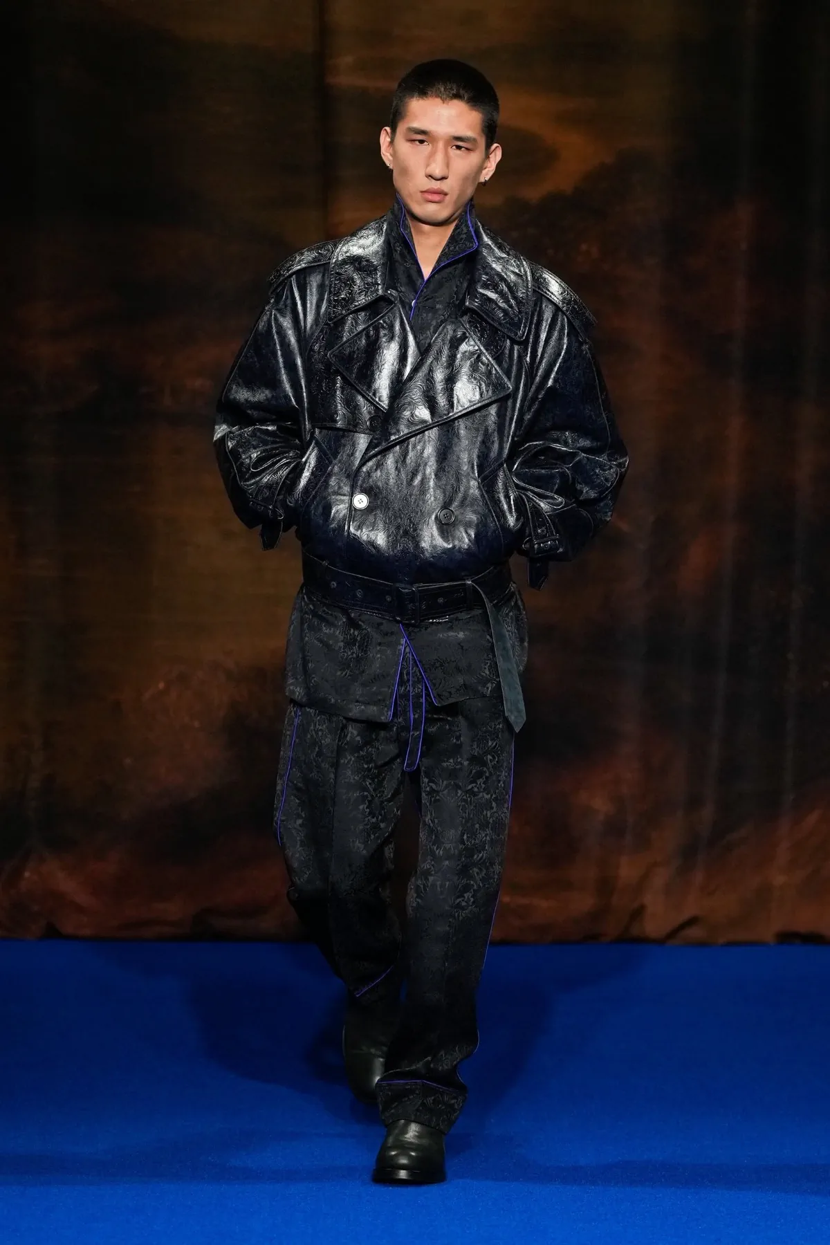 La collection Automne 2025 de Burberry célèbre l'art des vêtements d'extérieur