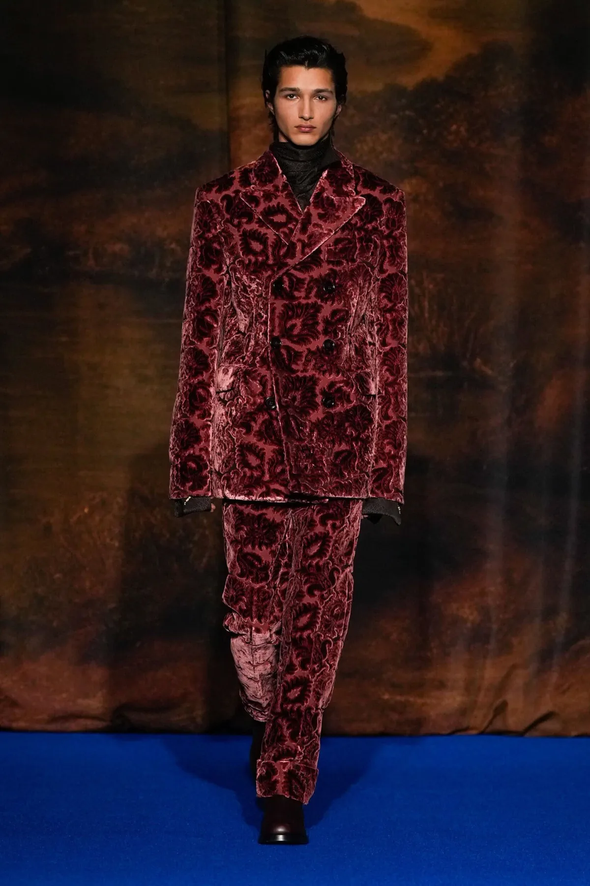 La collection Automne 2025 de Burberry célèbre l'art des vêtements d'extérieur