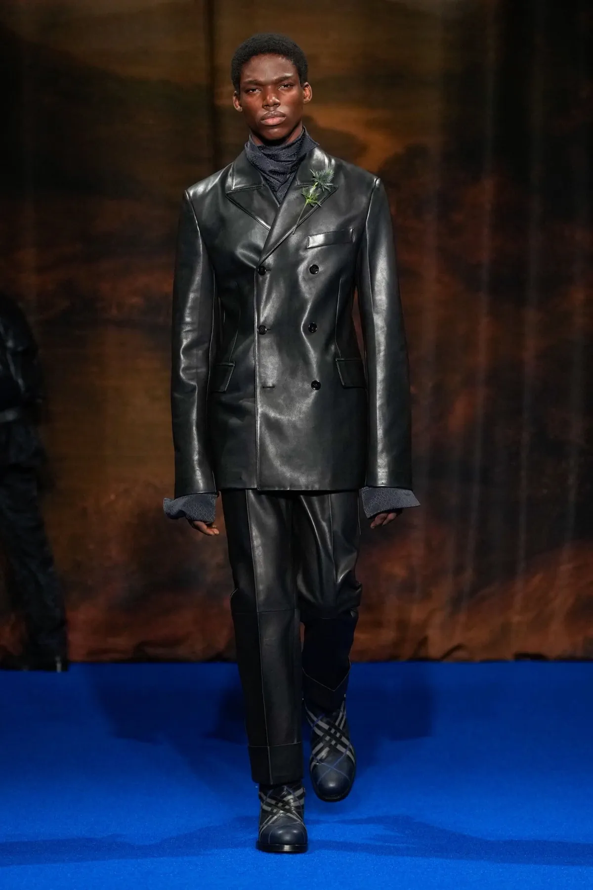 La collection Automne 2025 de Burberry célèbre l'art des vêtements d'extérieur