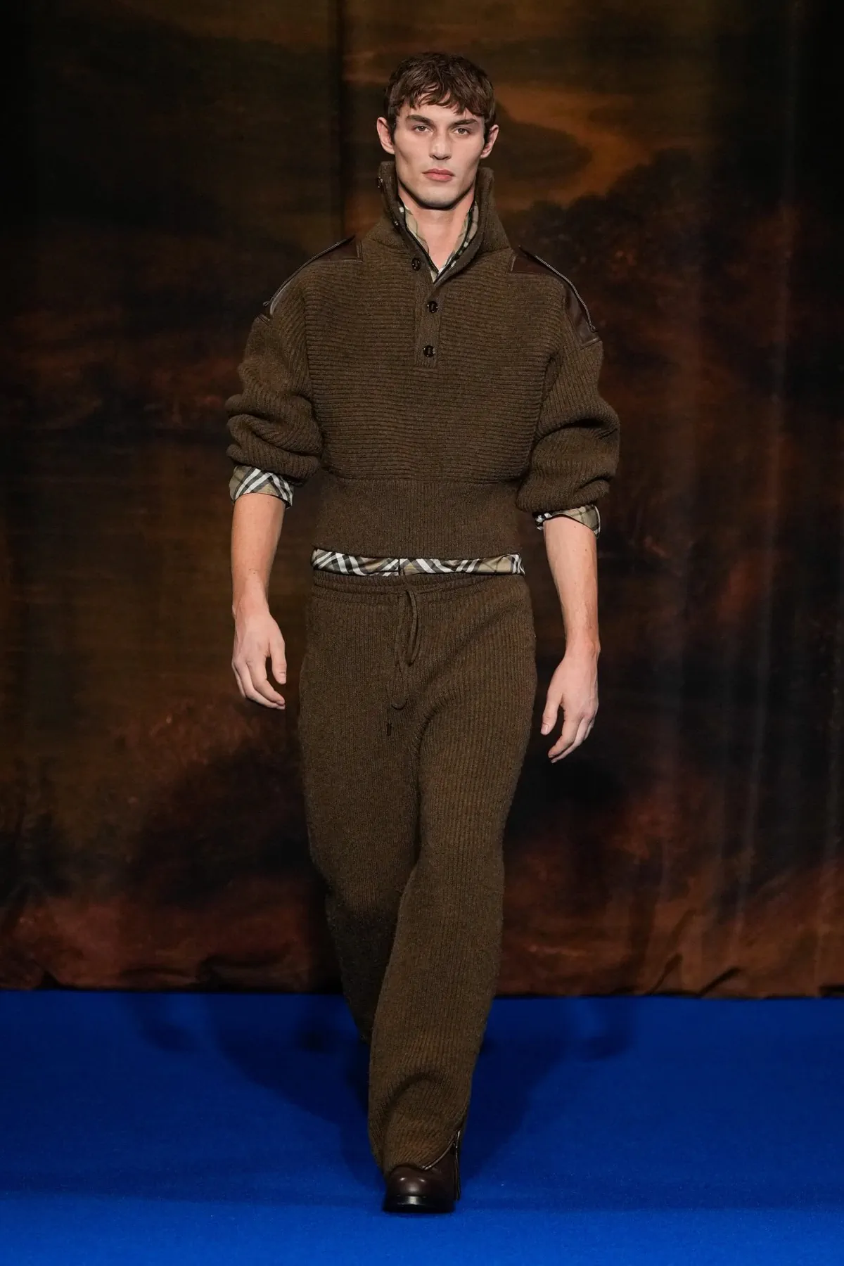 La collection Automne 2025 de Burberry célèbre l'art des vêtements d'extérieur