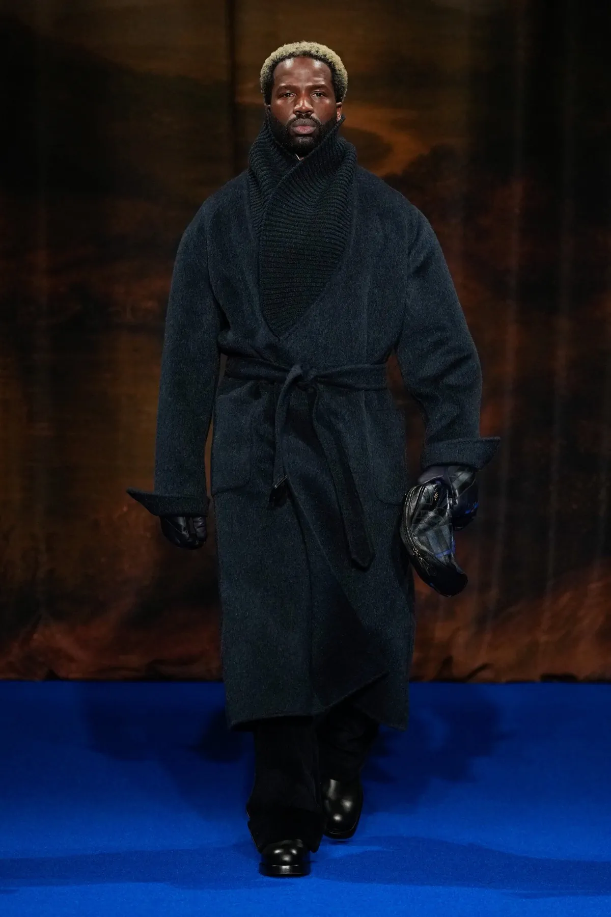 La collection Automne 2025 de Burberry célèbre l'art des vêtements d'extérieur