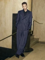 La campagne Printemps/Été 2025 de COS capture le style intemporel avec Adrien Brody