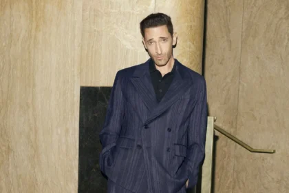 La campagne Printemps/Été 2025 de COS capture le style intemporel avec Adrien Brody