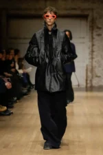Coach Fall Winter 2025 New York Fashion Week 1 La collection Automne 2025 de Coach pour homme fait revivre la nostalgie des années 90 dans un esprit à la fois pratique et moderne