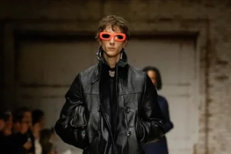 La collection Automne 2025 de Coach pour homme fait revivre la nostalgie des années 90 dans un esprit à la fois pratique et moderne