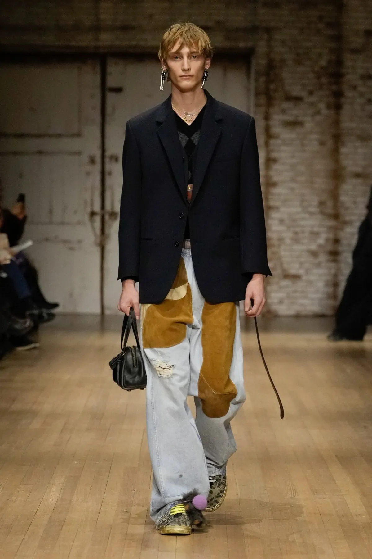 La collection Automne 2025 de Coach pour homme fait revivre la nostalgie des années 90 dans un esprit à la fois pratique et moderne