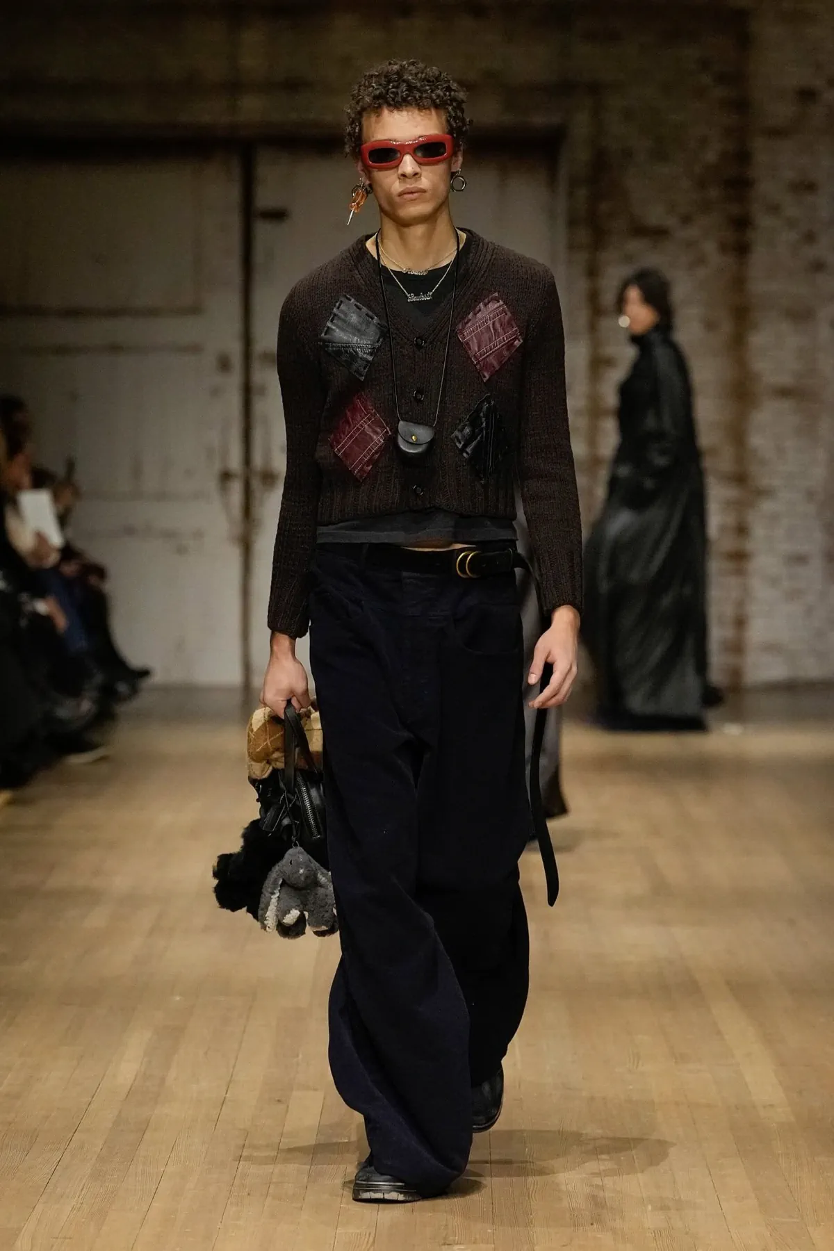 La collection Automne 2025 de Coach pour homme fait revivre la nostalgie des années 90 dans un esprit à la fois pratique et moderne