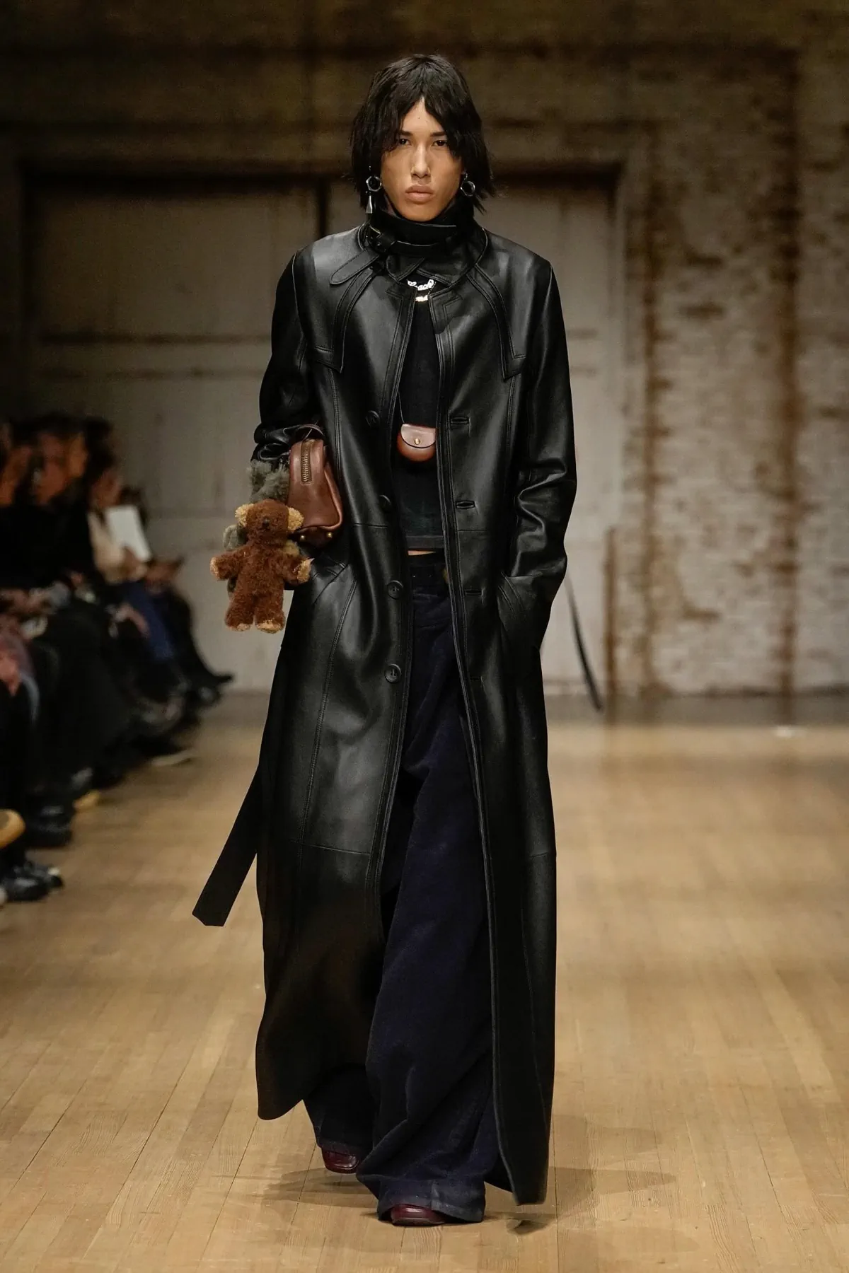 La collection Automne 2025 de Coach pour homme fait revivre la nostalgie des années 90 dans un esprit à la fois pratique et moderne