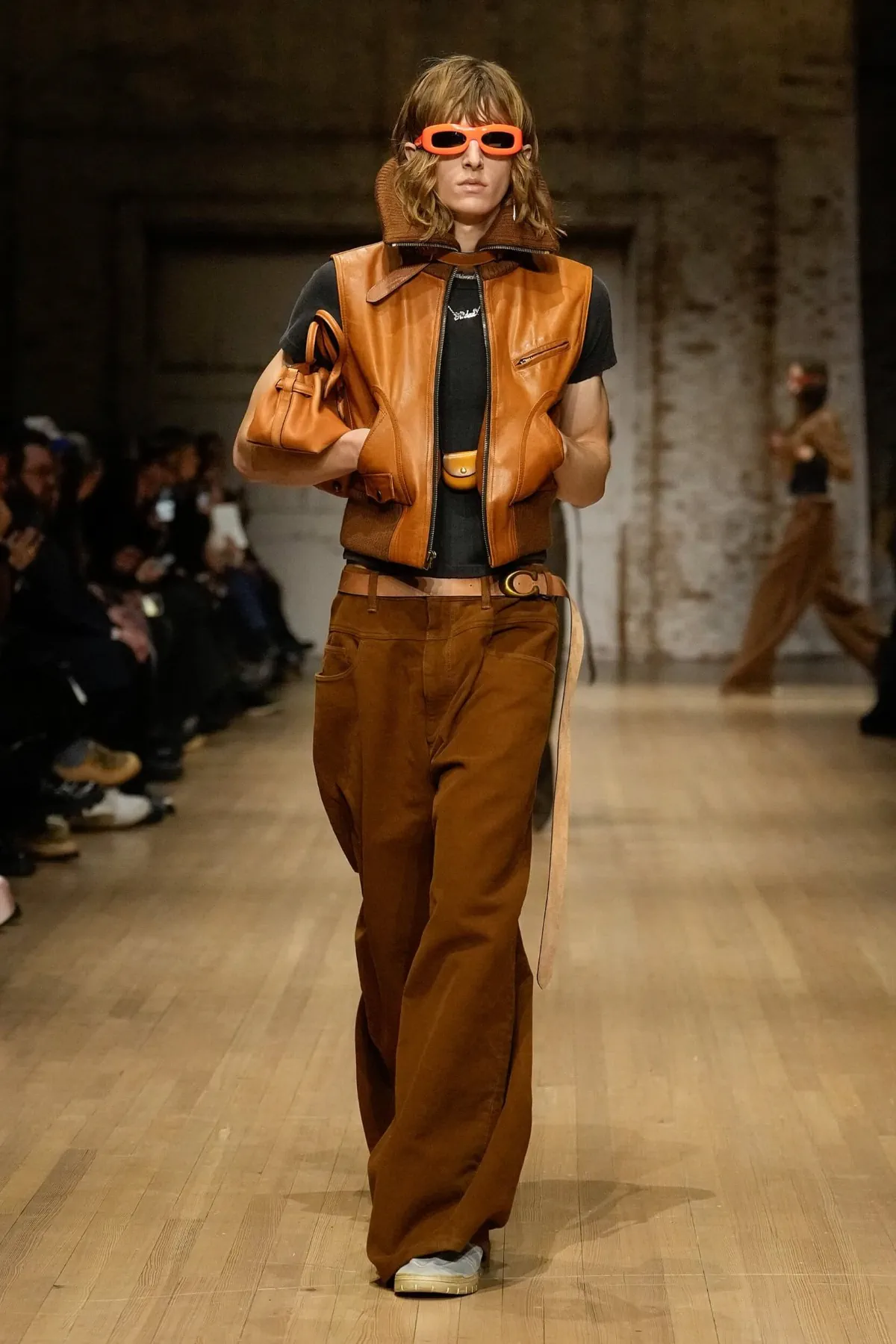 La collection Automne 2025 de Coach pour homme fait revivre la nostalgie des années 90 dans un esprit à la fois pratique et moderne