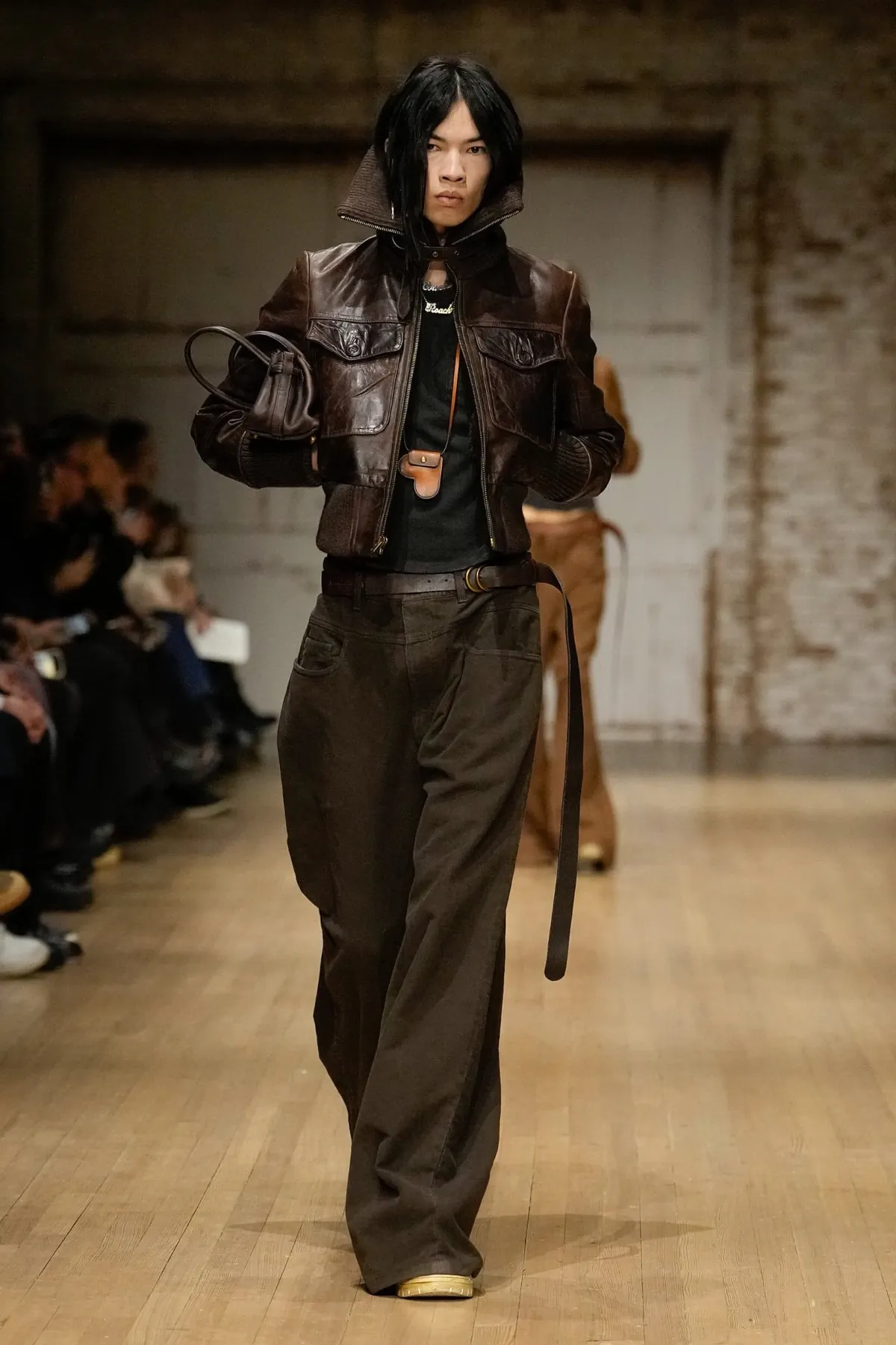 La collection Automne 2025 de Coach pour homme fait revivre la nostalgie des années 90 dans un esprit à la fois pratique et moderne