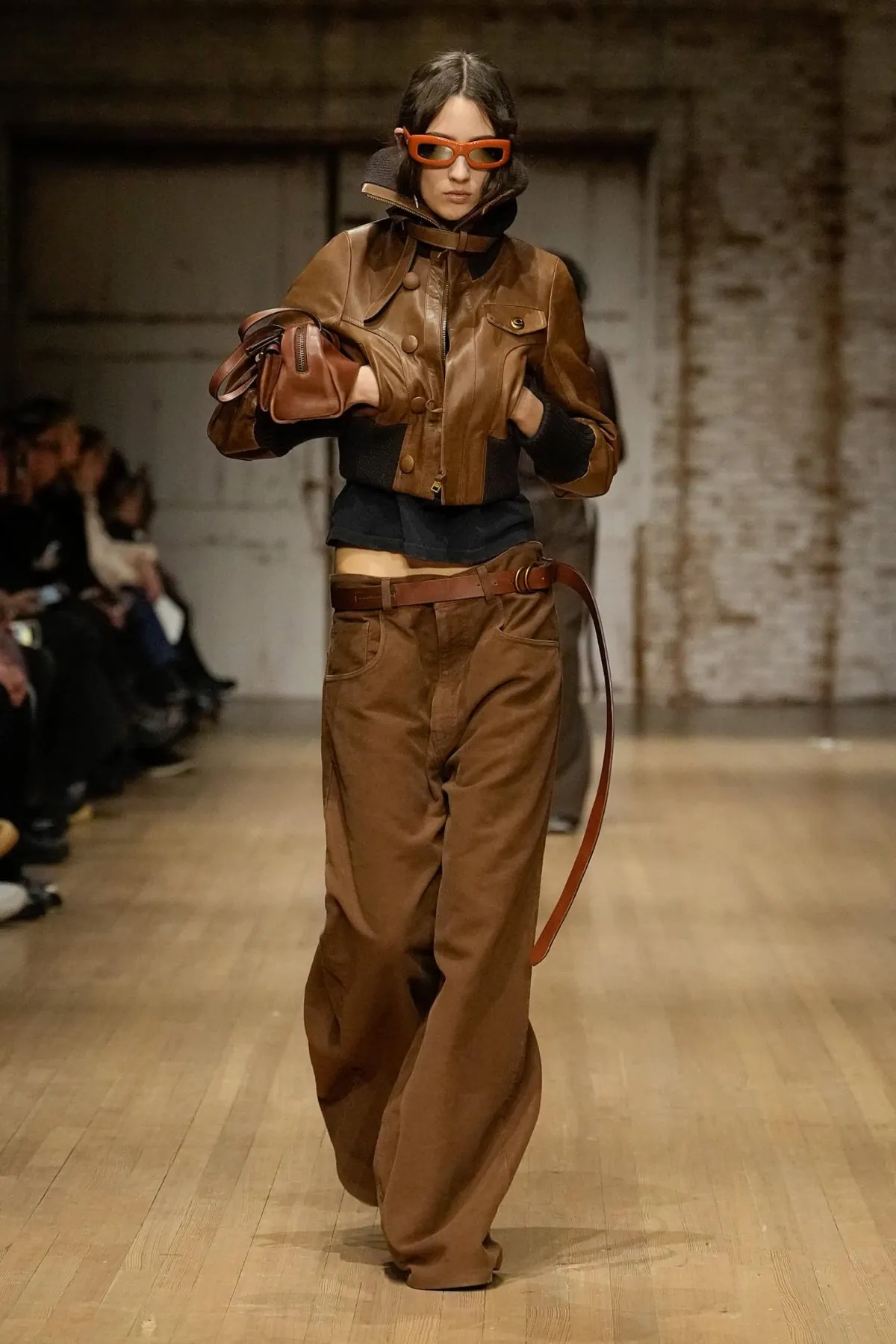La collection Automne 2025 de Coach pour homme fait revivre la nostalgie des années 90 dans un esprit à la fois pratique et moderne