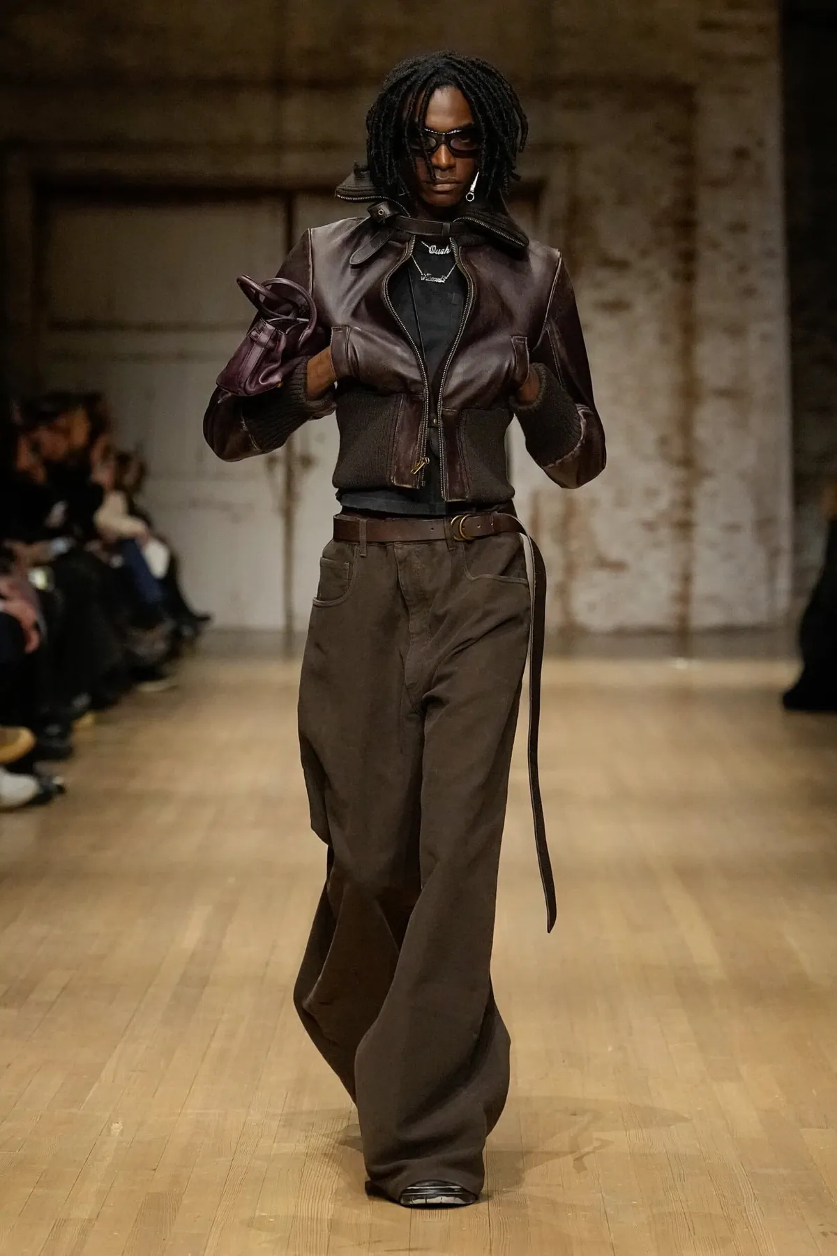 La collection Automne 2025 de Coach pour homme fait revivre la nostalgie des années 90 dans un esprit à la fois pratique et moderne