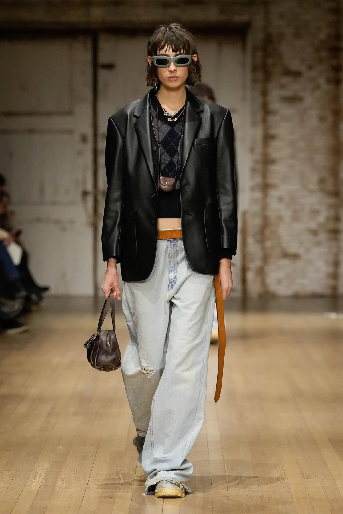 La collection Automne 2025 de Coach pour homme fait revivre la nostalgie des années 90 dans un esprit à la fois pratique et moderne