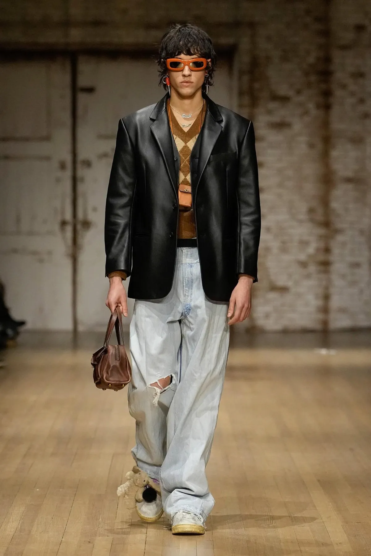 La collection Automne 2025 de Coach pour homme fait revivre la nostalgie des années 90 dans un esprit à la fois pratique et moderne