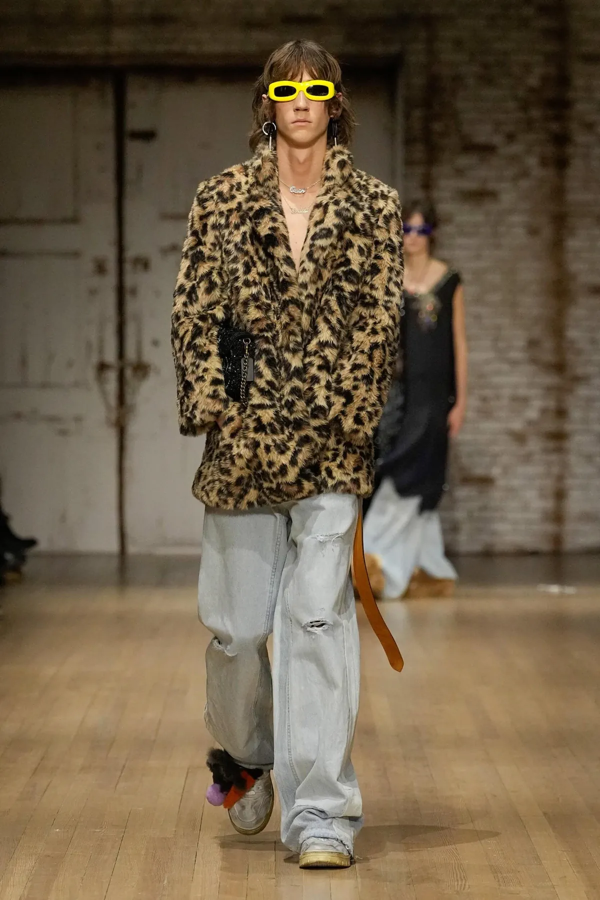 La collection Automne 2025 de Coach pour homme fait revivre la nostalgie des années 90 dans un esprit à la fois pratique et moderne