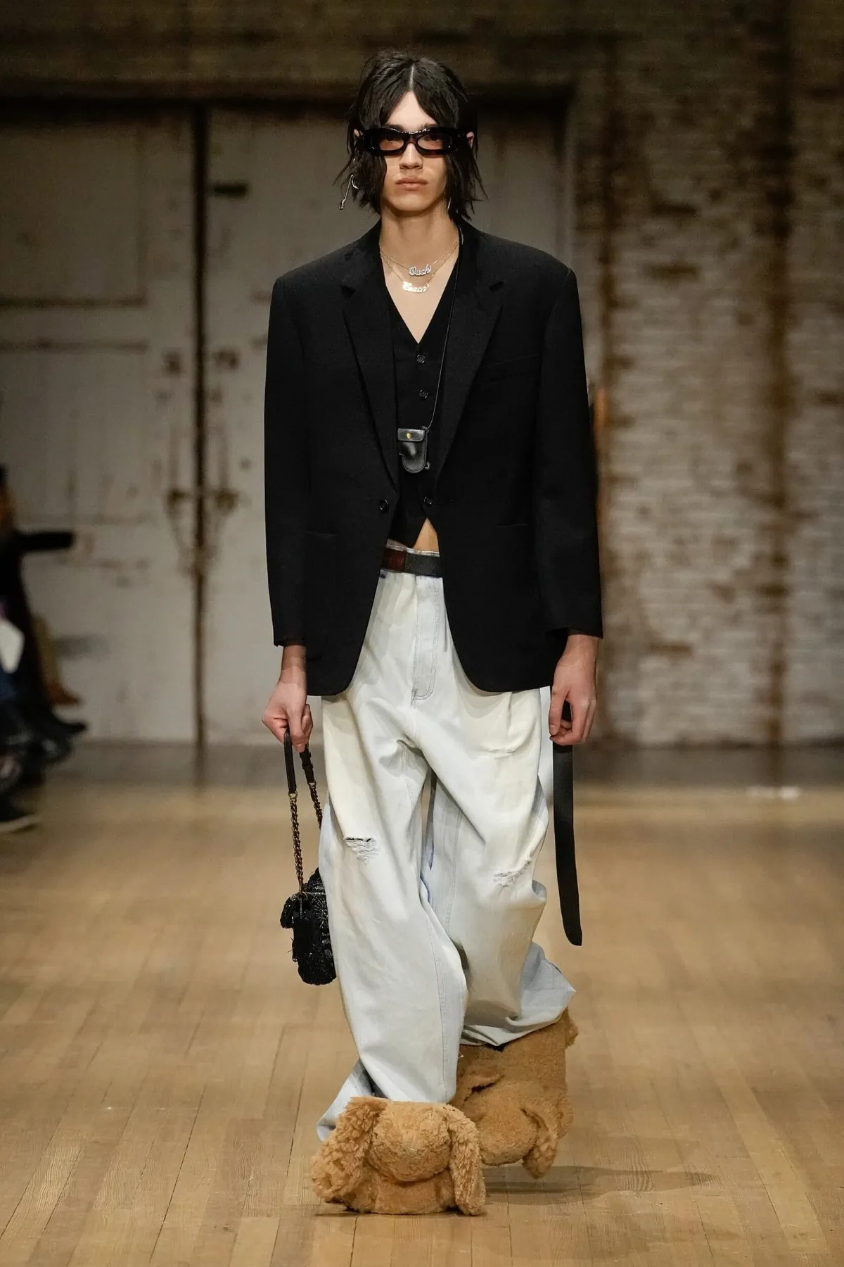 La collection Automne 2025 de Coach pour homme fait revivre la nostalgie des années 90 dans un esprit à la fois pratique et moderne