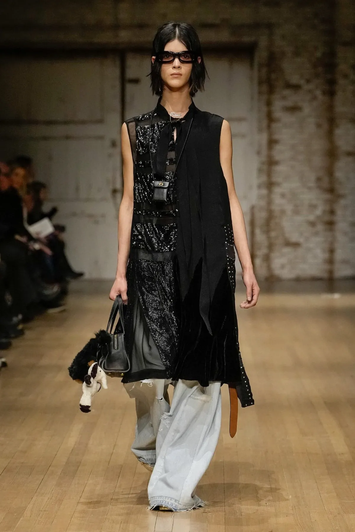 La collection Automne 2025 de Coach pour homme fait revivre la nostalgie des années 90 dans un esprit à la fois pratique et moderne