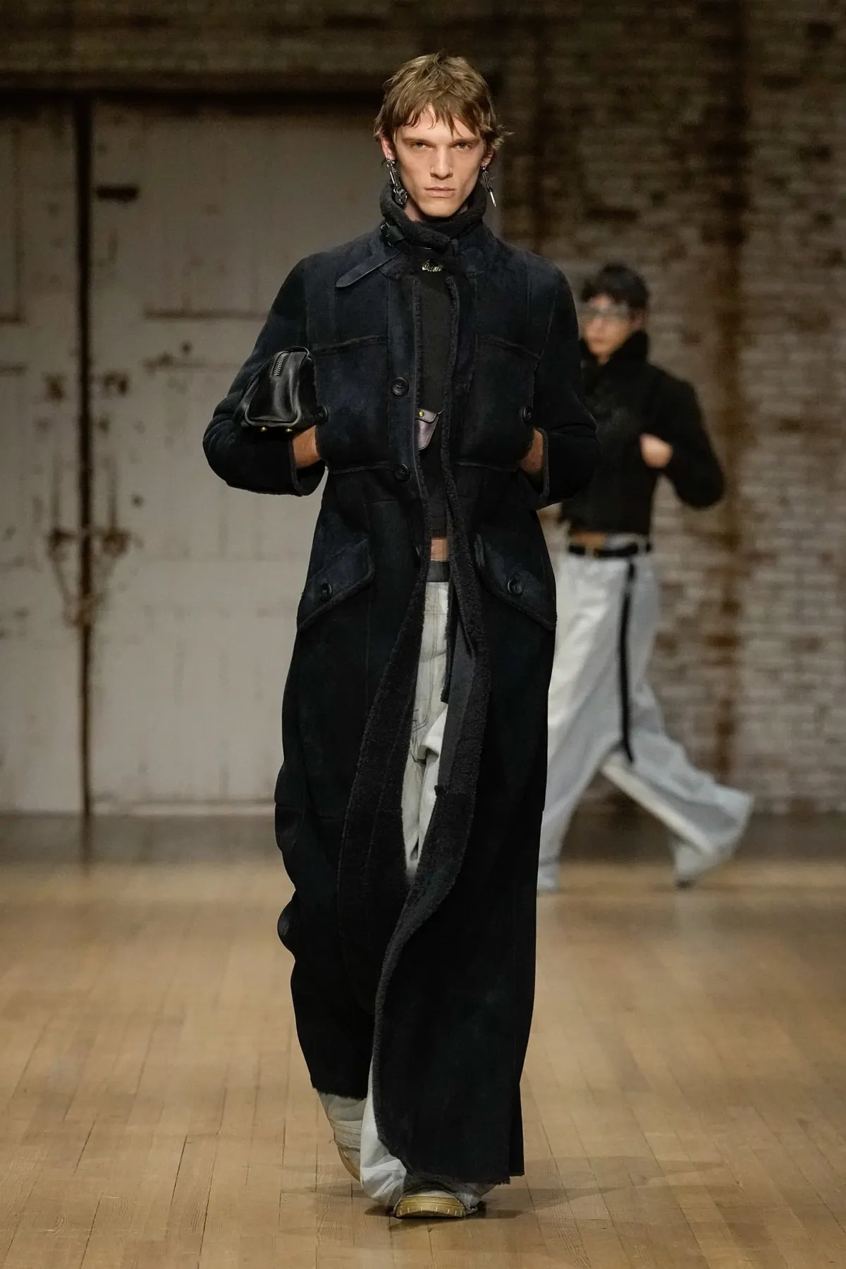 La collection Automne 2025 de Coach pour homme fait revivre la nostalgie des années 90 dans un esprit à la fois pratique et moderne