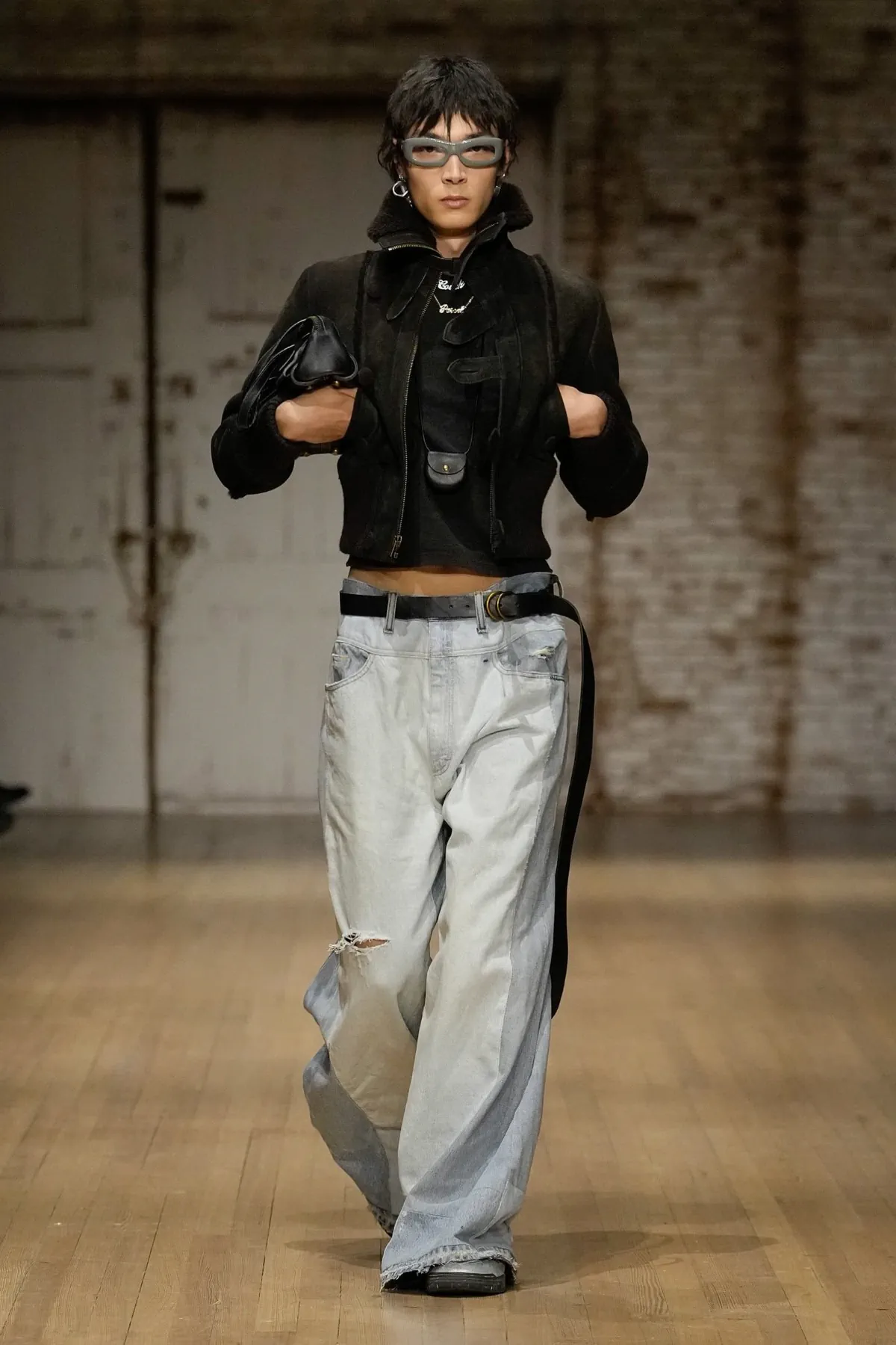 La collection Automne 2025 de Coach pour homme fait revivre la nostalgie des années 90 dans un esprit à la fois pratique et moderne