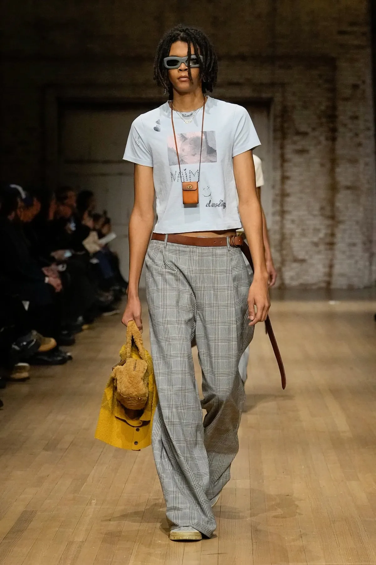 La collection Automne 2025 de Coach pour homme fait revivre la nostalgie des années 90 dans un esprit à la fois pratique et moderne