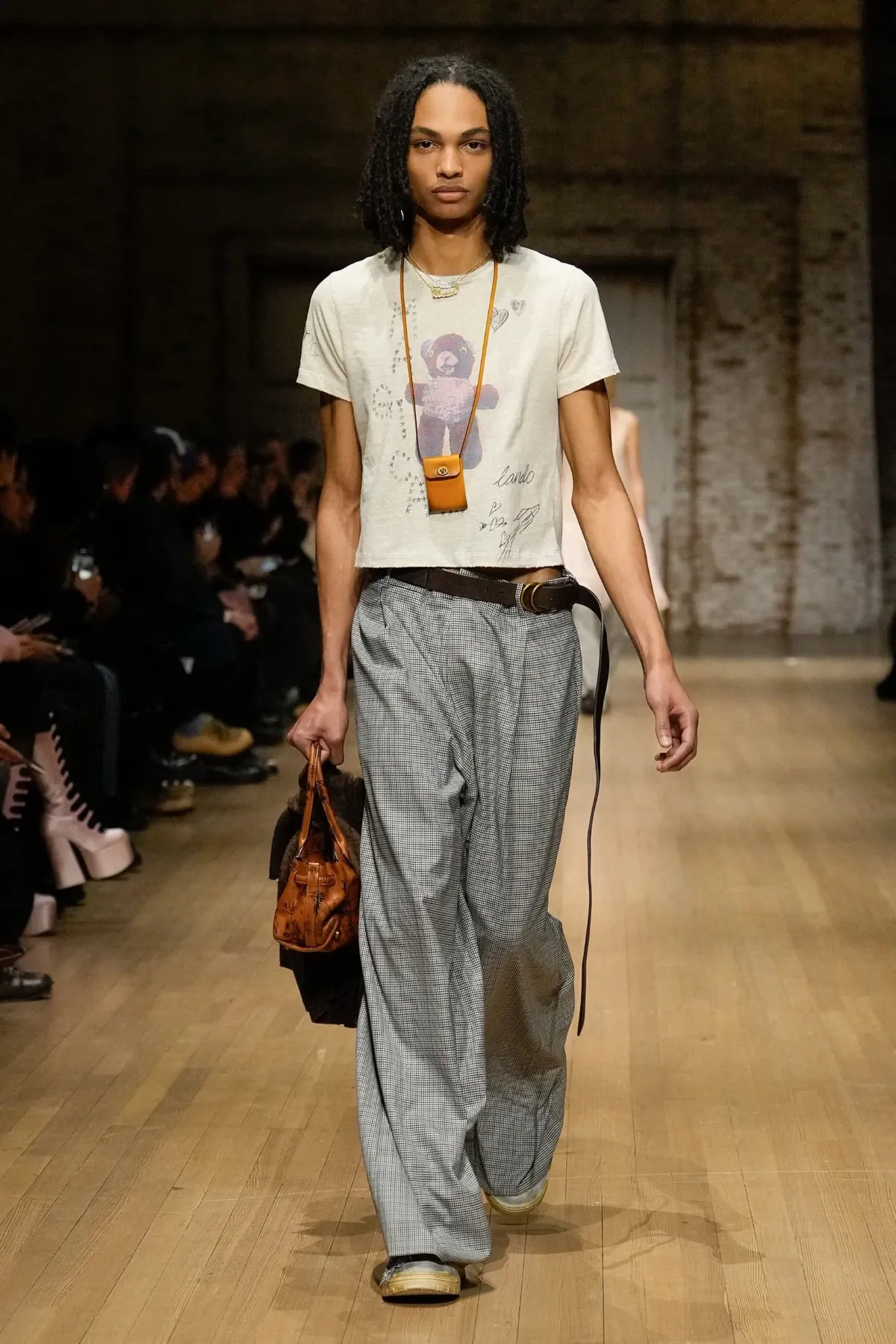 La collection Automne 2025 de Coach pour homme fait revivre la nostalgie des années 90 dans un esprit à la fois pratique et moderne