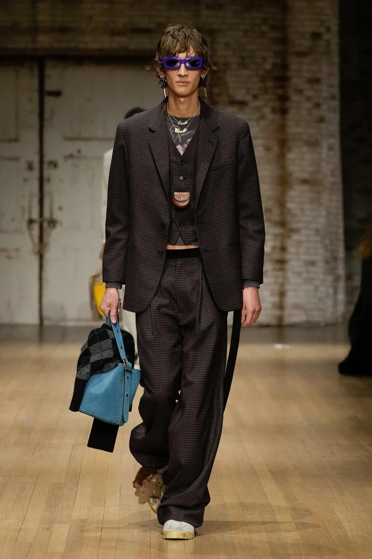 La collection Automne 2025 de Coach pour homme fait revivre la nostalgie des années 90 dans un esprit à la fois pratique et moderne