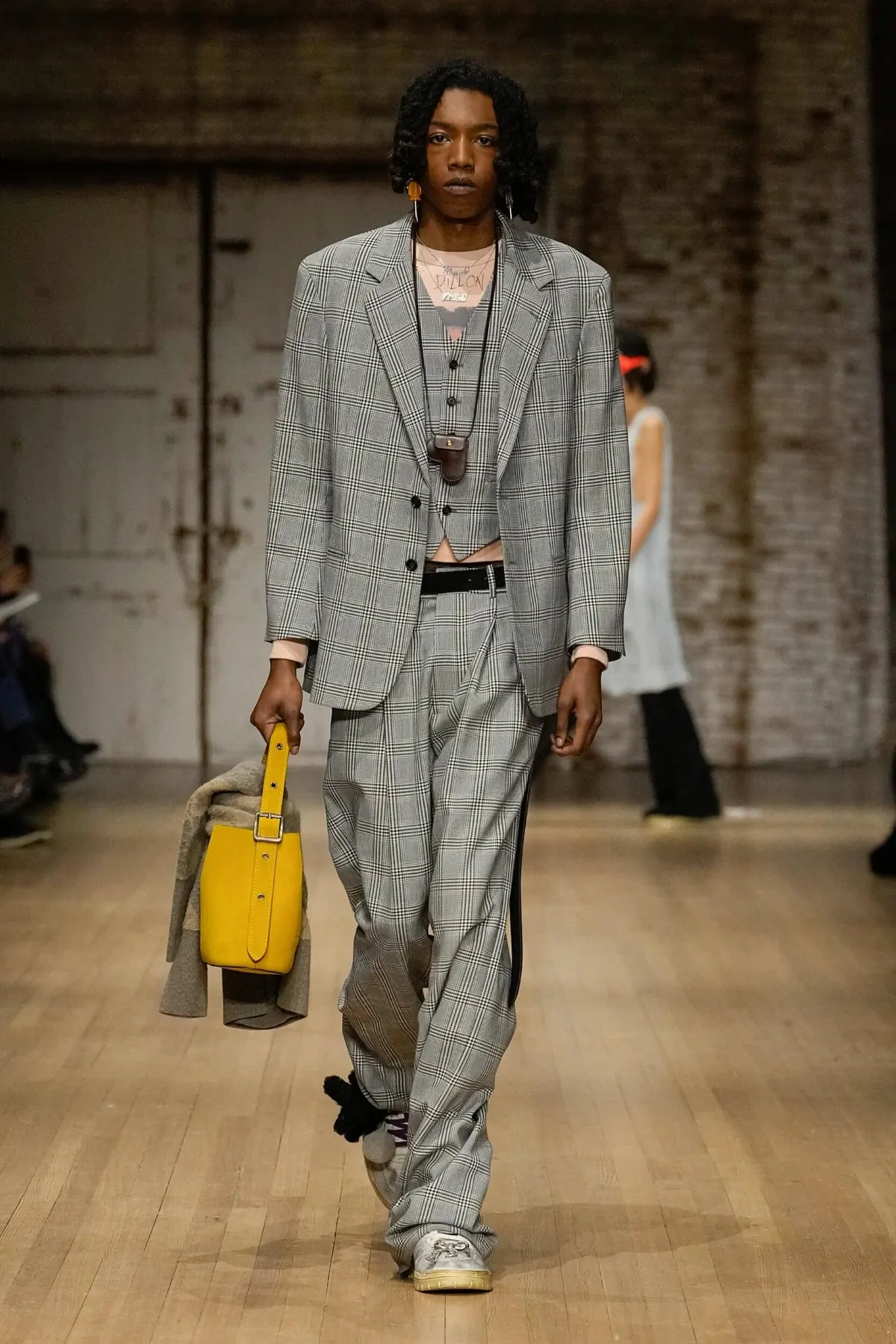 La collection Automne 2025 de Coach pour homme fait revivre la nostalgie des années 90 dans un esprit à la fois pratique et moderne