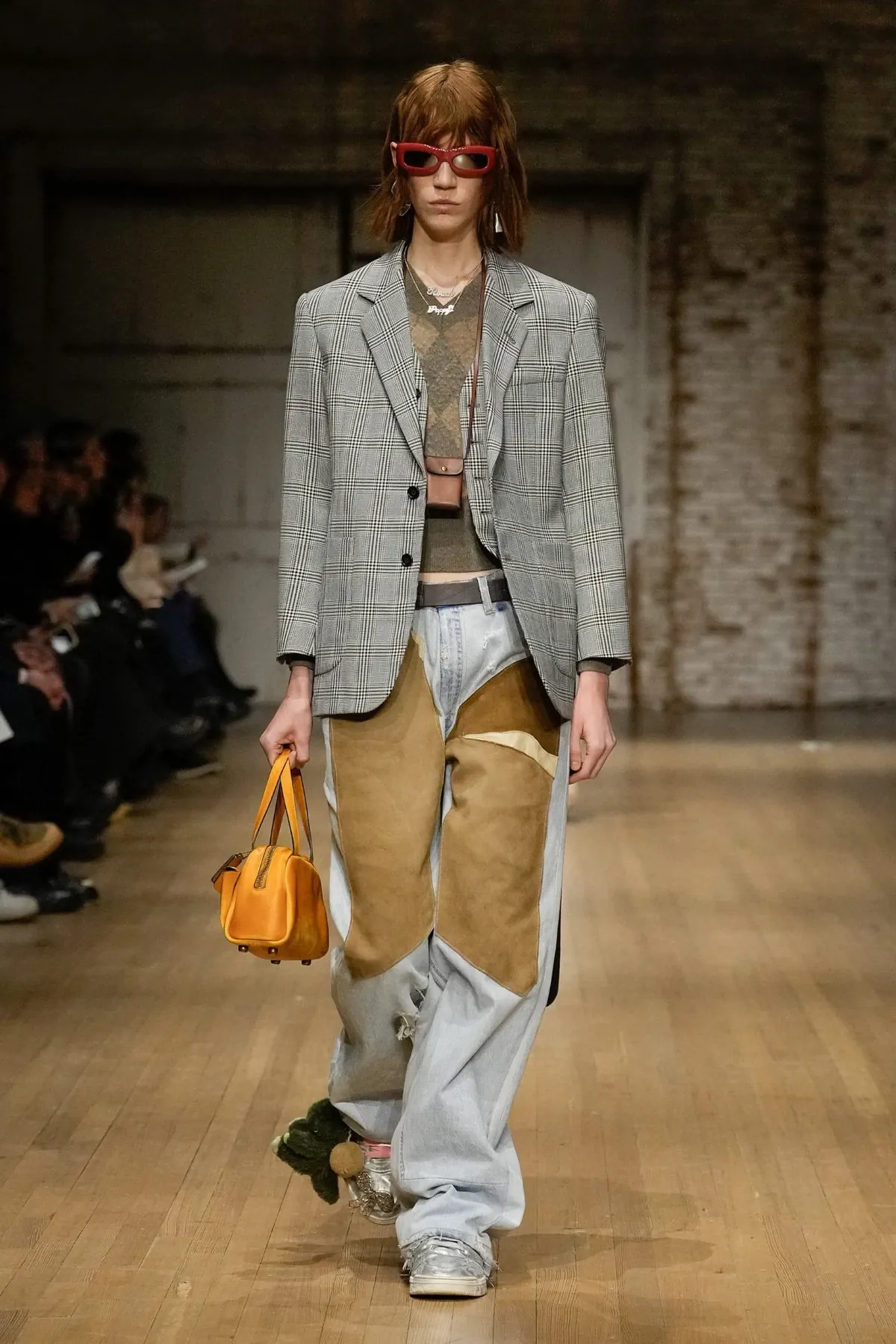 La collection Automne 2025 de Coach pour homme fait revivre la nostalgie des années 90 dans un esprit à la fois pratique et moderne