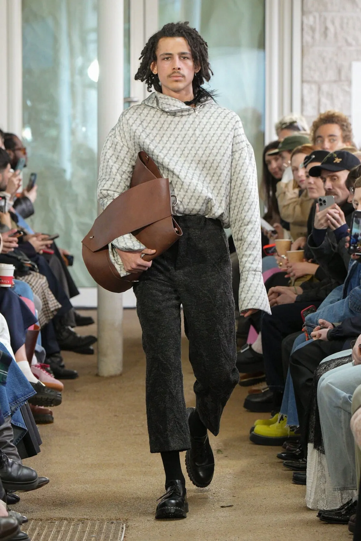 Denzilpatrick crée des armures pour le guerrier d'aujourd'hui avec des tissus hérités du passé pour l'automne 2025