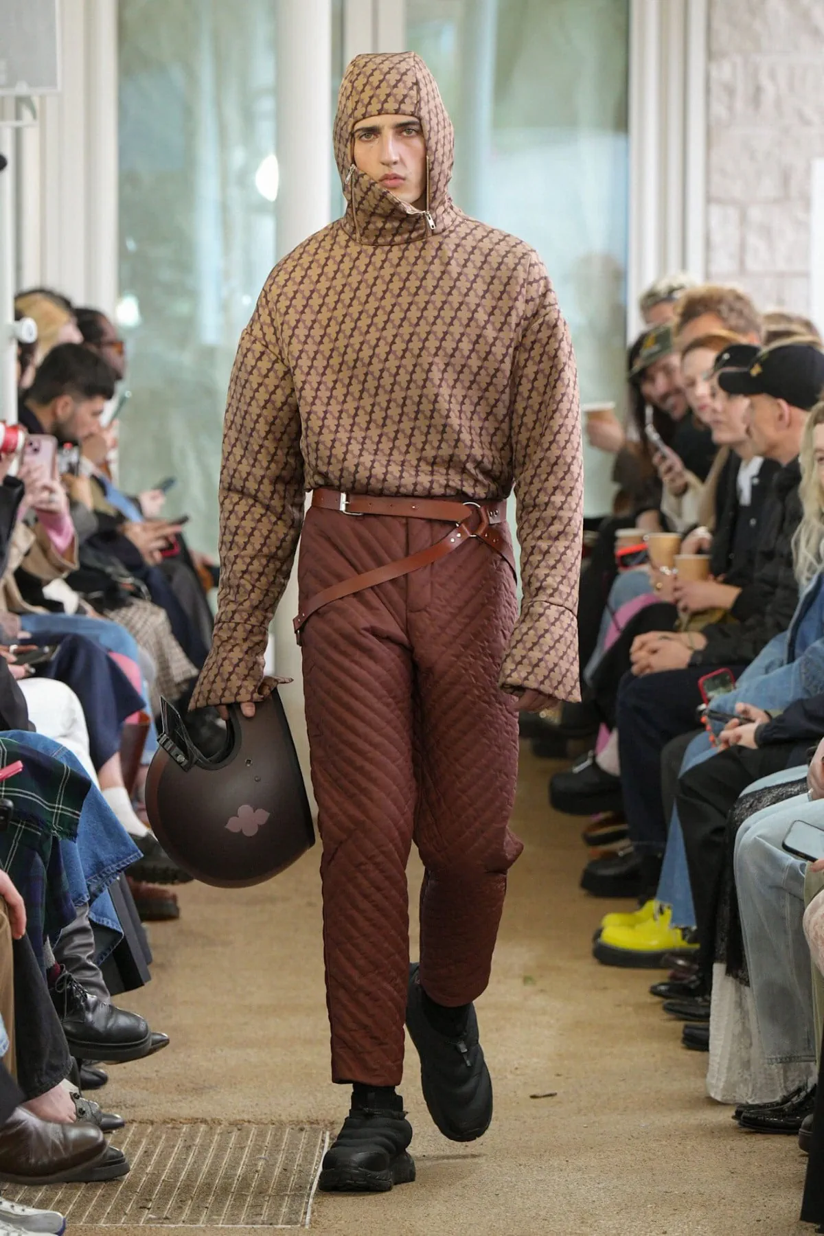 Denzilpatrick crée des armures pour le guerrier d'aujourd'hui avec des tissus hérités du passé pour l'automne 2025