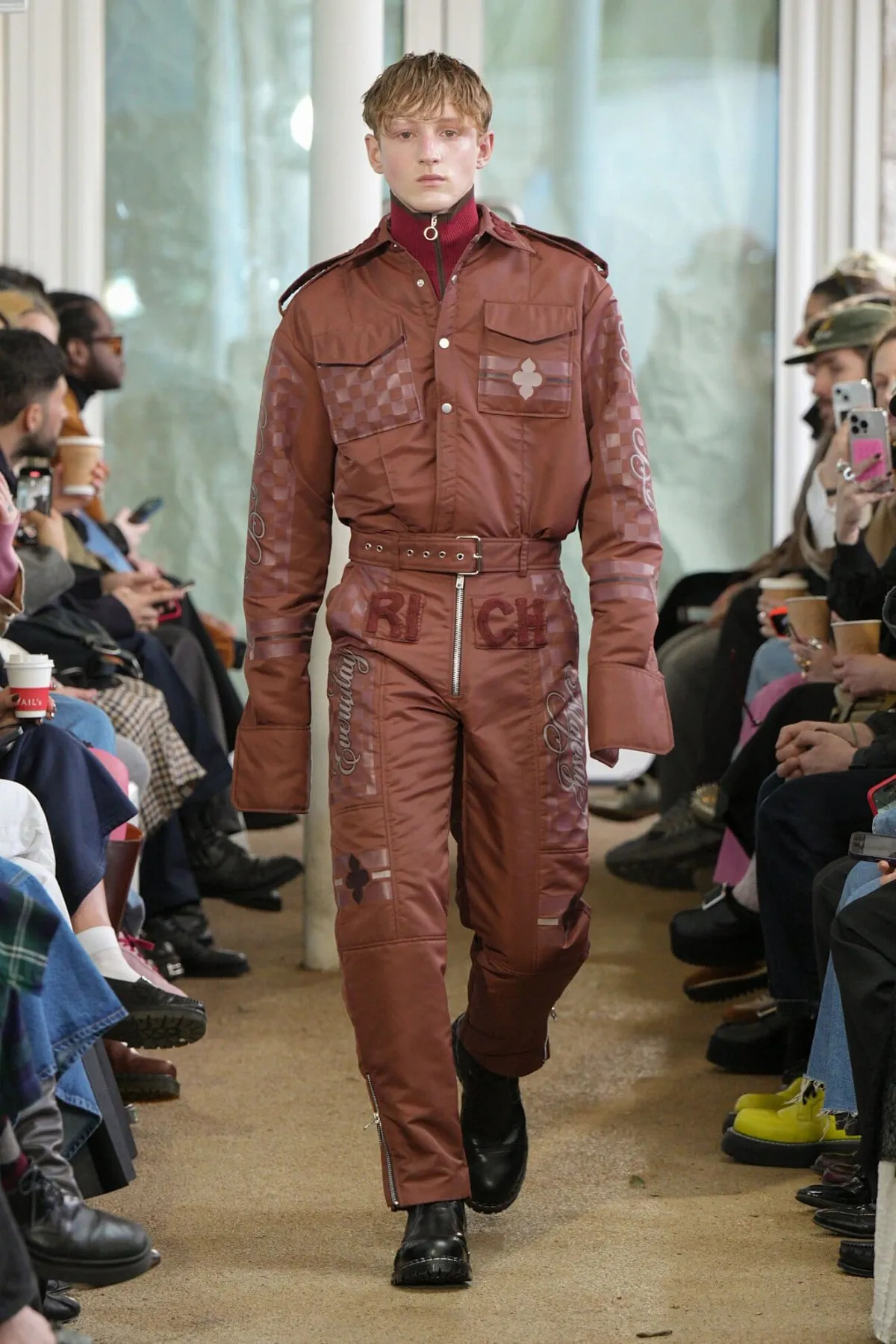 Denzilpatrick crée des armures pour le guerrier d'aujourd'hui avec des tissus hérités du passé pour l'automne 2025