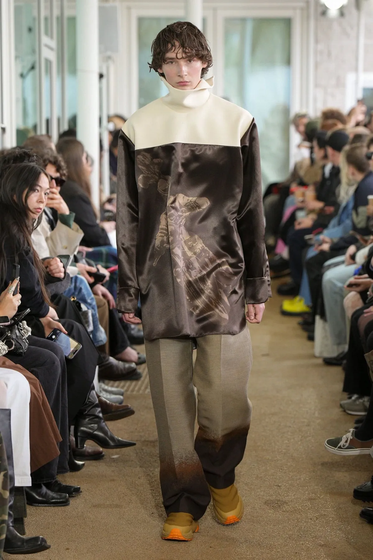 Denzilpatrick crée des armures pour le guerrier d'aujourd'hui avec des tissus hérités du passé pour l'automne 2025