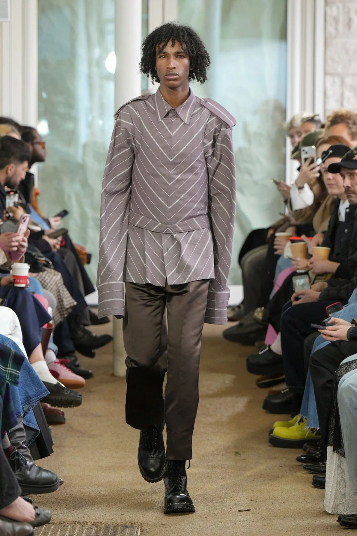 Denzilpatrick crée des armures pour le guerrier d'aujourd'hui avec des tissus hérités du passé pour l'automne 2025