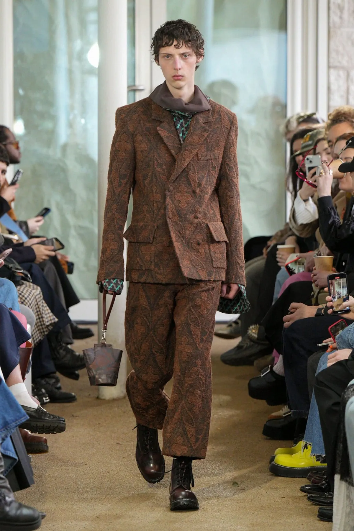 Denzilpatrick crée des armures pour le guerrier d'aujourd'hui avec des tissus hérités du passé pour l'automne 2025