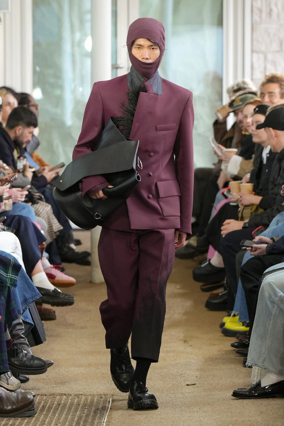 Denzilpatrick crée des armures pour le guerrier d'aujourd'hui avec des tissus hérités du passé pour l'automne 2025