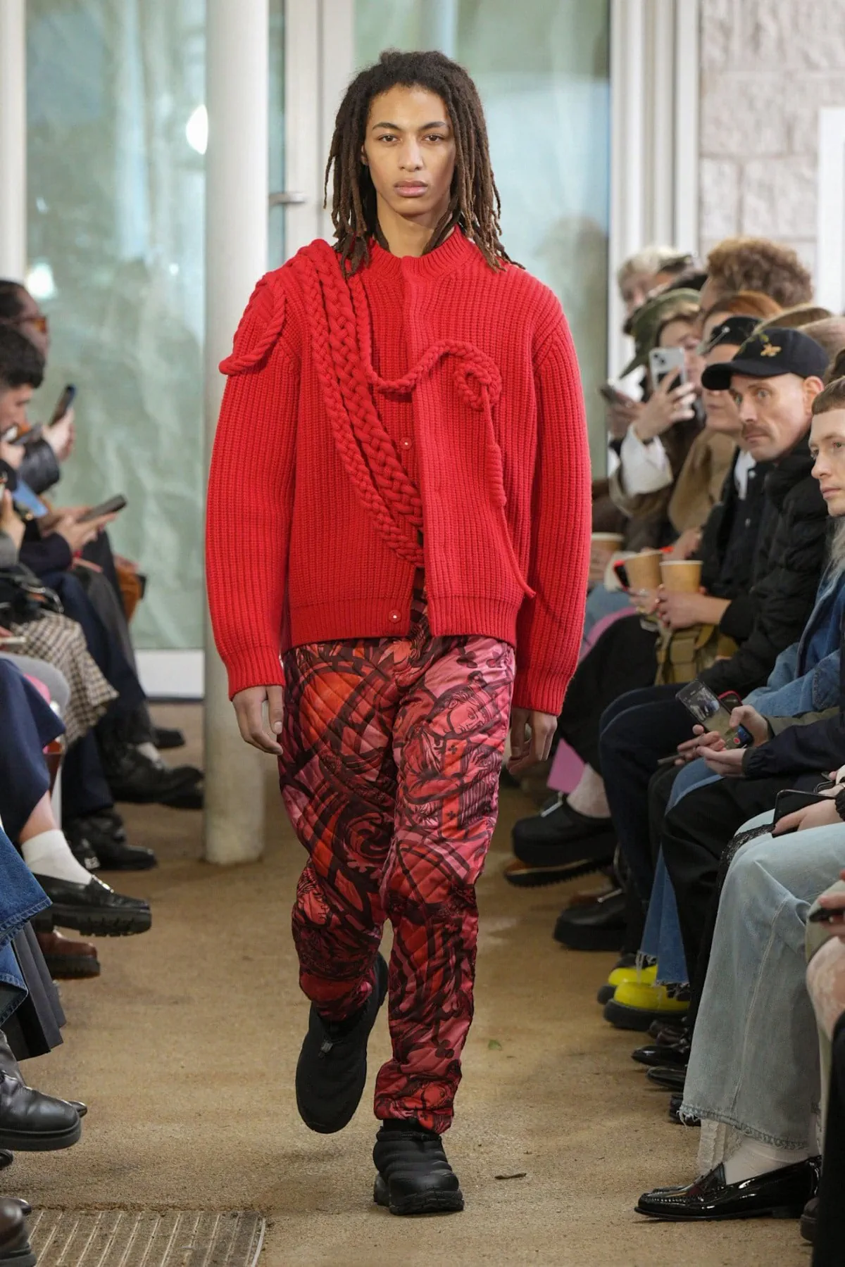 Denzilpatrick crée des armures pour le guerrier d'aujourd'hui avec des tissus hérités du passé pour l'automne 2025