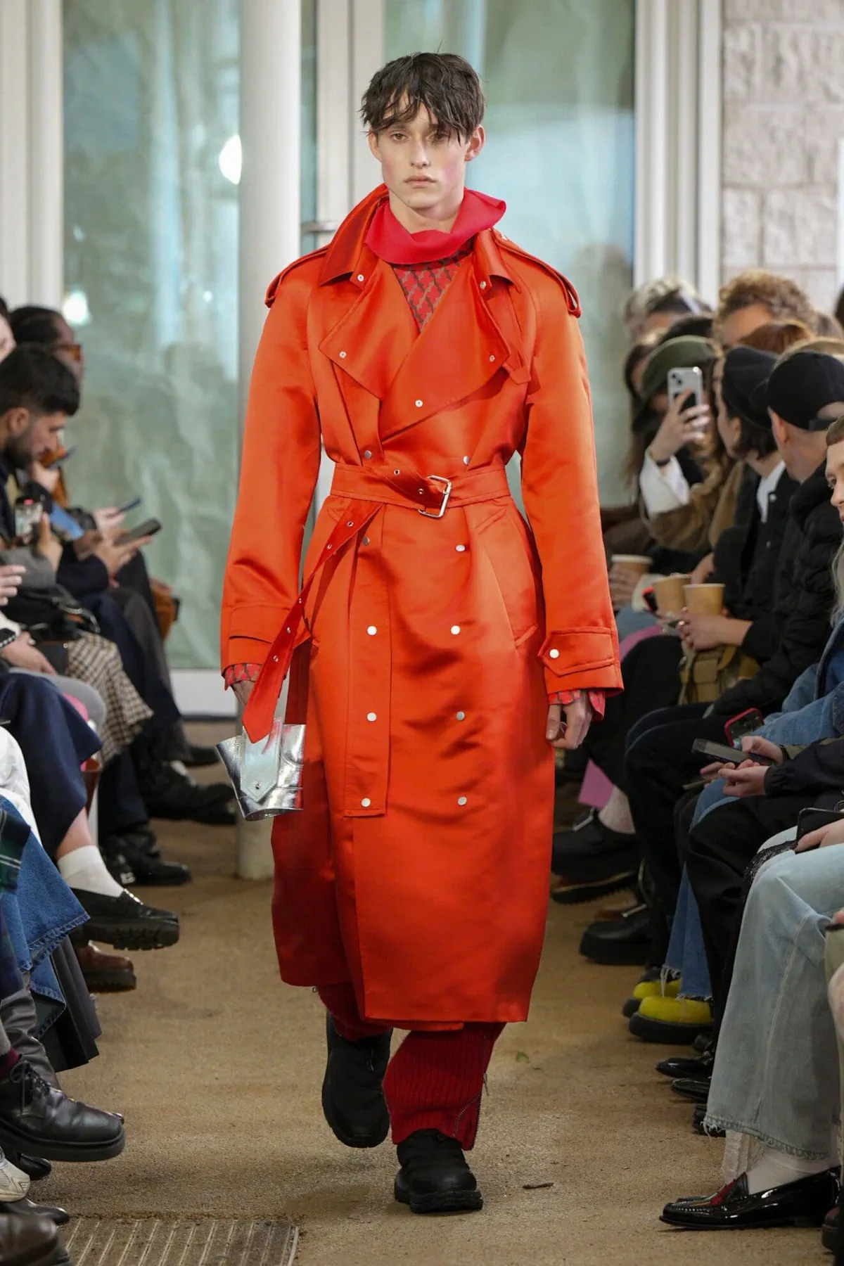 Denzilpatrick crée des armures pour le guerrier d'aujourd'hui avec des tissus hérités du passé pour l'automne 2025