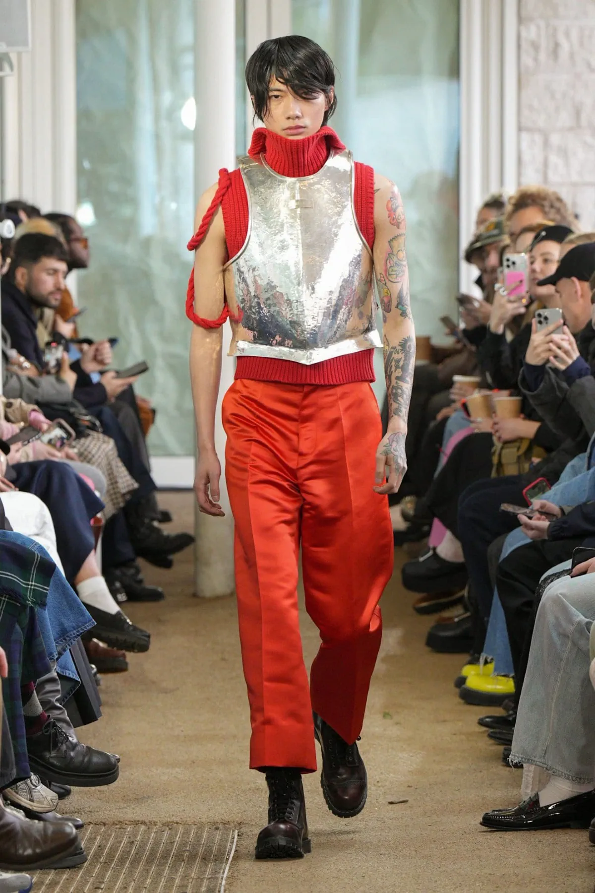 Denzilpatrick crée des armures pour le guerrier d'aujourd'hui avec des tissus hérités du passé pour l'automne 2025