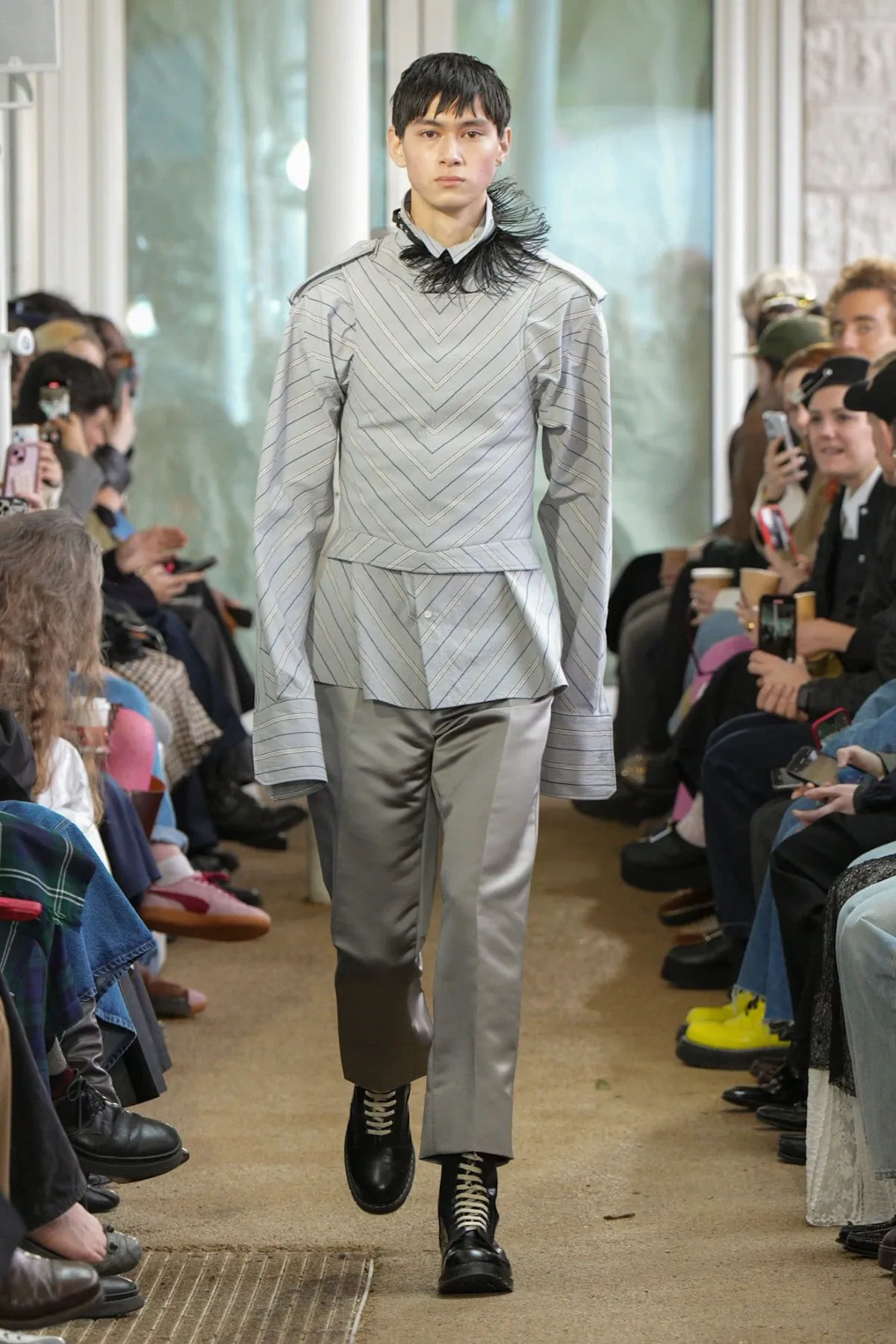 Denzilpatrick crée des armures pour le guerrier d'aujourd'hui avec des tissus hérités du passé pour l'automne 2025